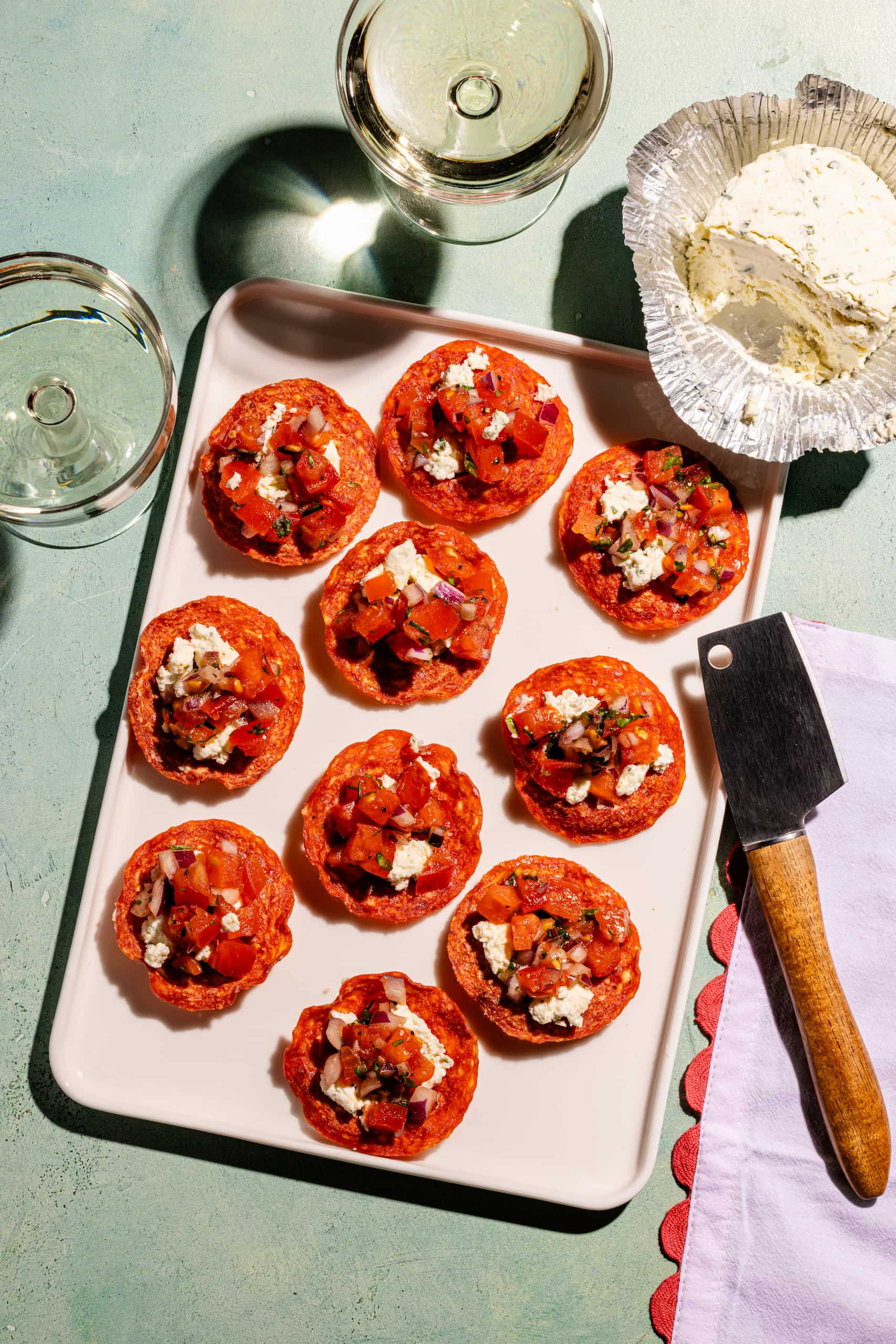 Chips de salami au micro-ondes avec boursin et bruschetta maison