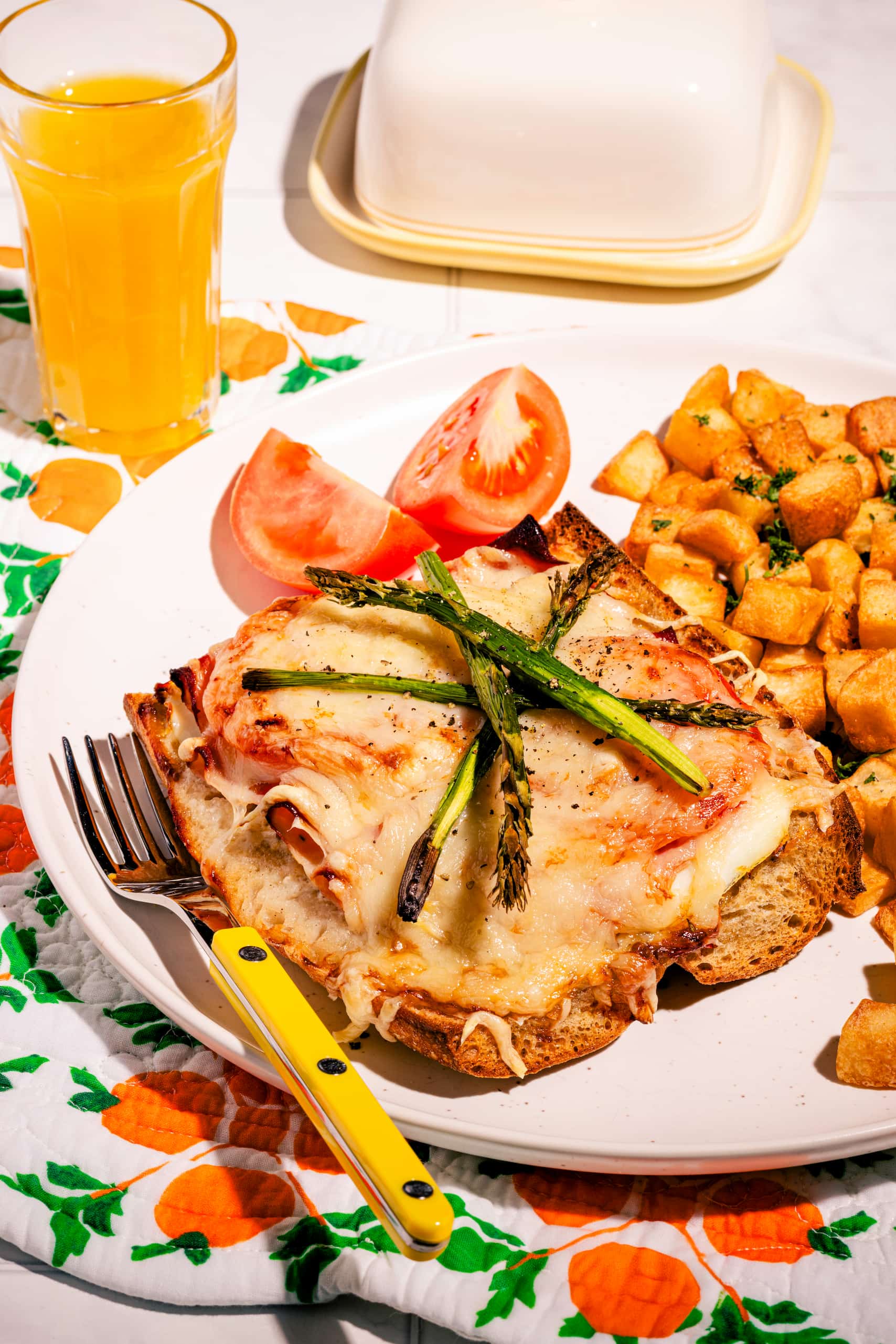 Baguette gratinée jambon oeuf et asperges au four (sandwich chaud facile)