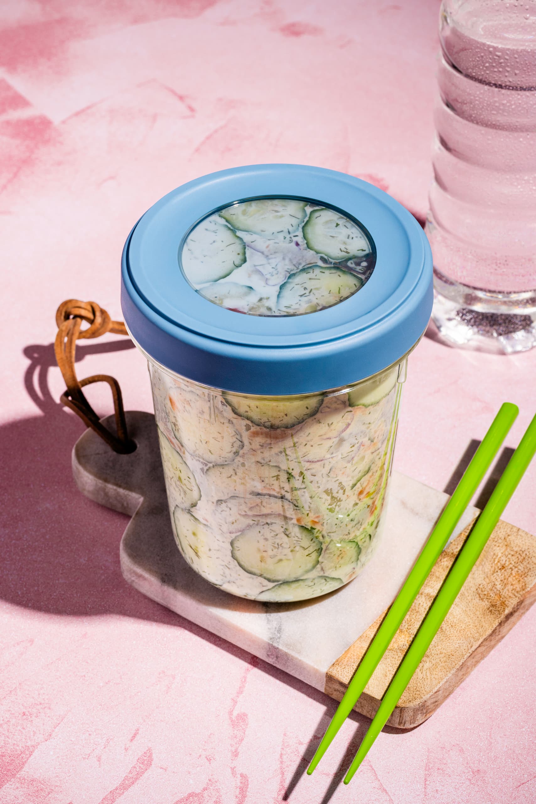 Salade de concombre au saumon fumé à secouer crémeuse et express