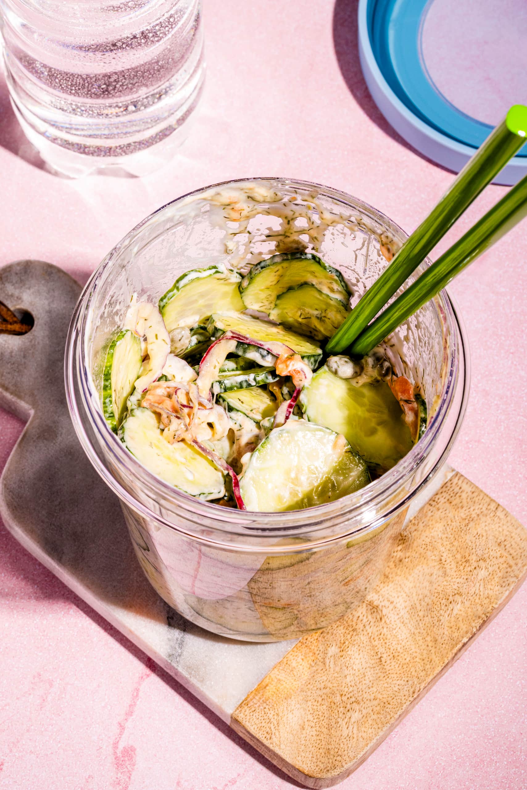 Salade de concombre au saumon fumé à secouer crémeuse et express