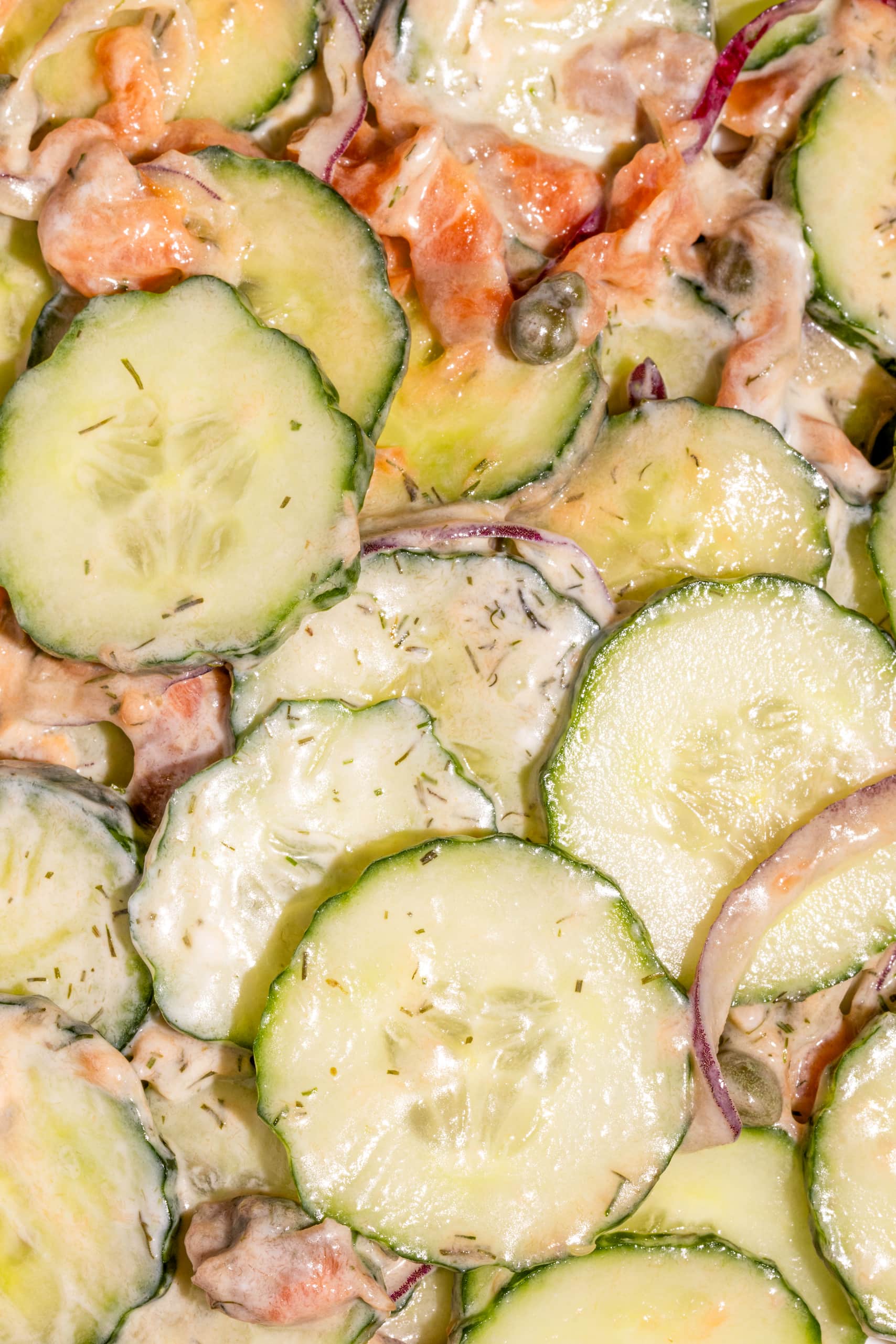 Salade de concombre au saumon fumé à secouer crémeuse et express