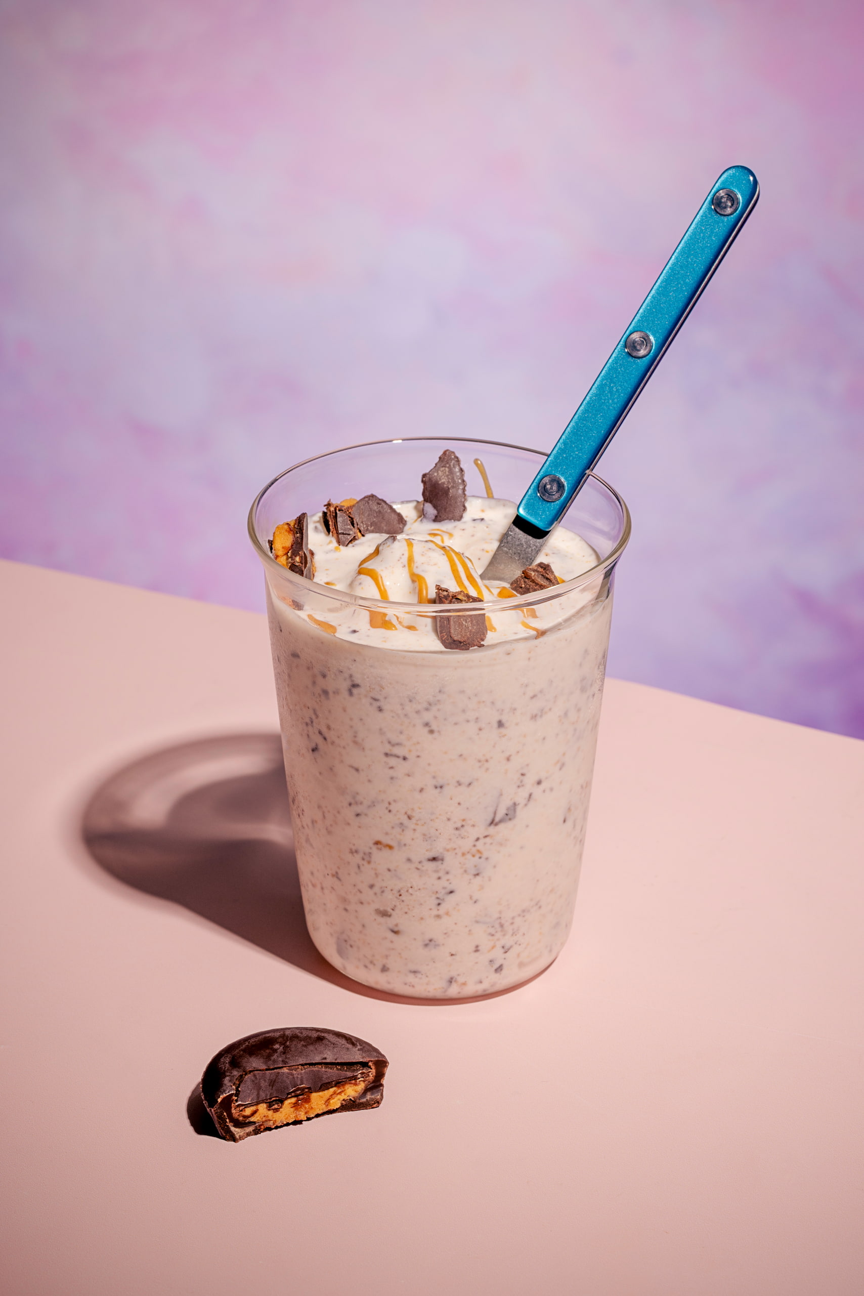 Mcflurry aux Reese's maison crémeux au chocolat et beurre d'arachide servi dans un verre