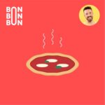 Illustration d’une pizza sur fond rouge, avec le logo du balado C’est Bon Bon Bon et le portrait d’Hubert Cormier.