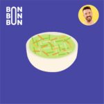 Illustration d’un bol de salade de chou sur fond bleu violet, avec le logo du balado C’est Bon Bon Bon et le portrait d’Hubert Cormier.