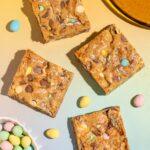 Blondies de Pâques aux Mini Eggs