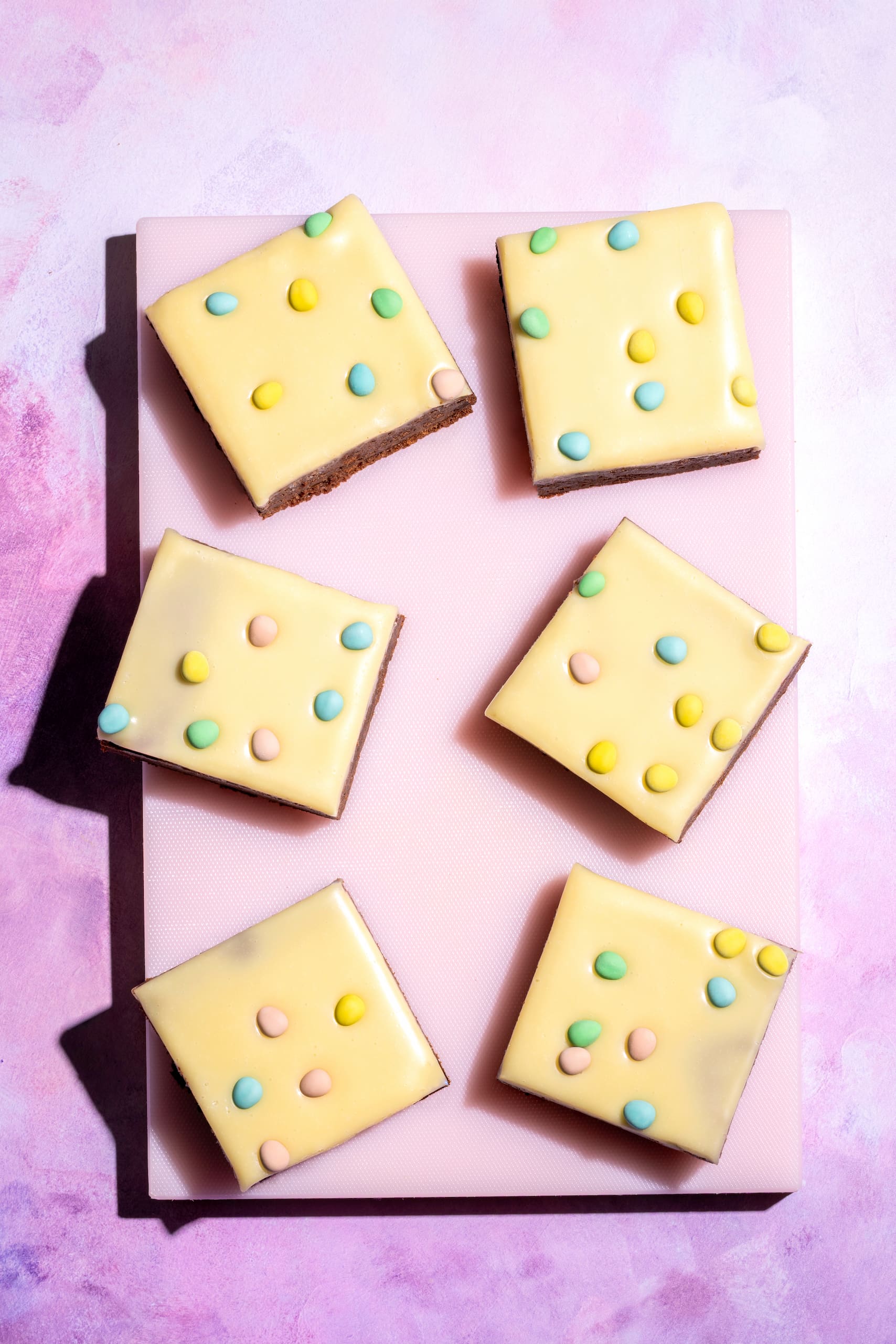 Brownies avec chocolat blanc et Micro Mini Eggs pour un dessert de Pâques gourmand