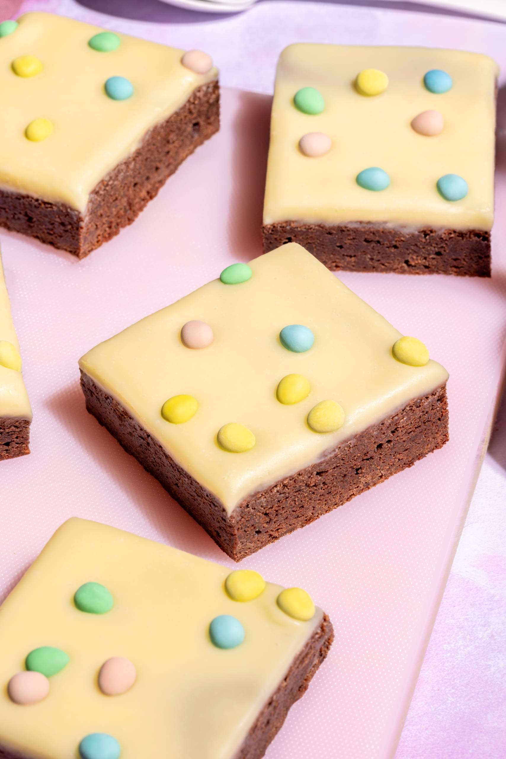 Brownies avec chocolat blanc et Micro Mini Eggs pour un dessert de Pâques gourmand