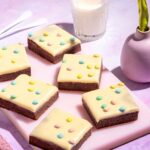 Brownies avec chocolat blanc et Micro Mini Eggs