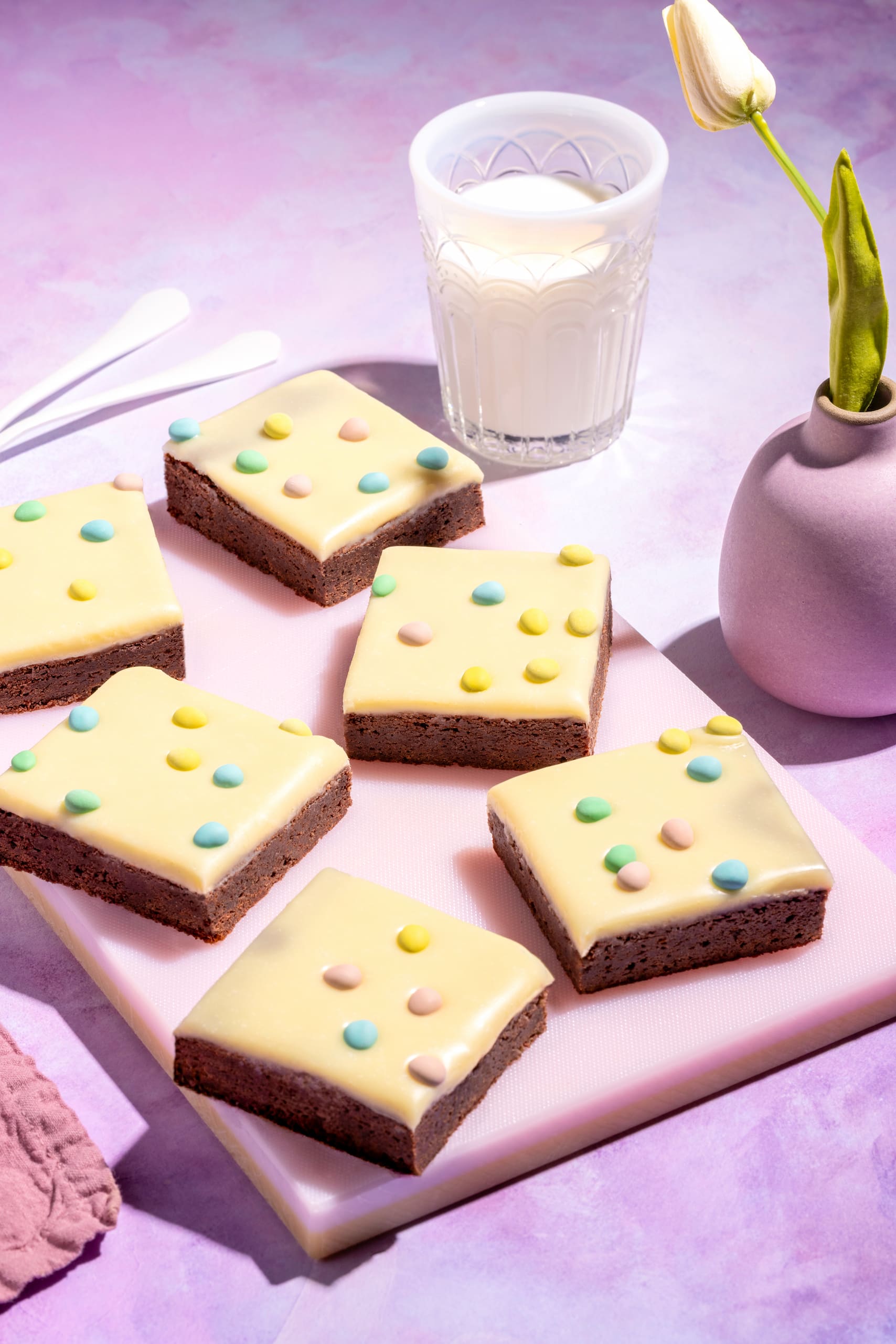 Brownies avec chocolat blanc et Micro Mini Eggs pour un dessert de Pâques gourmand