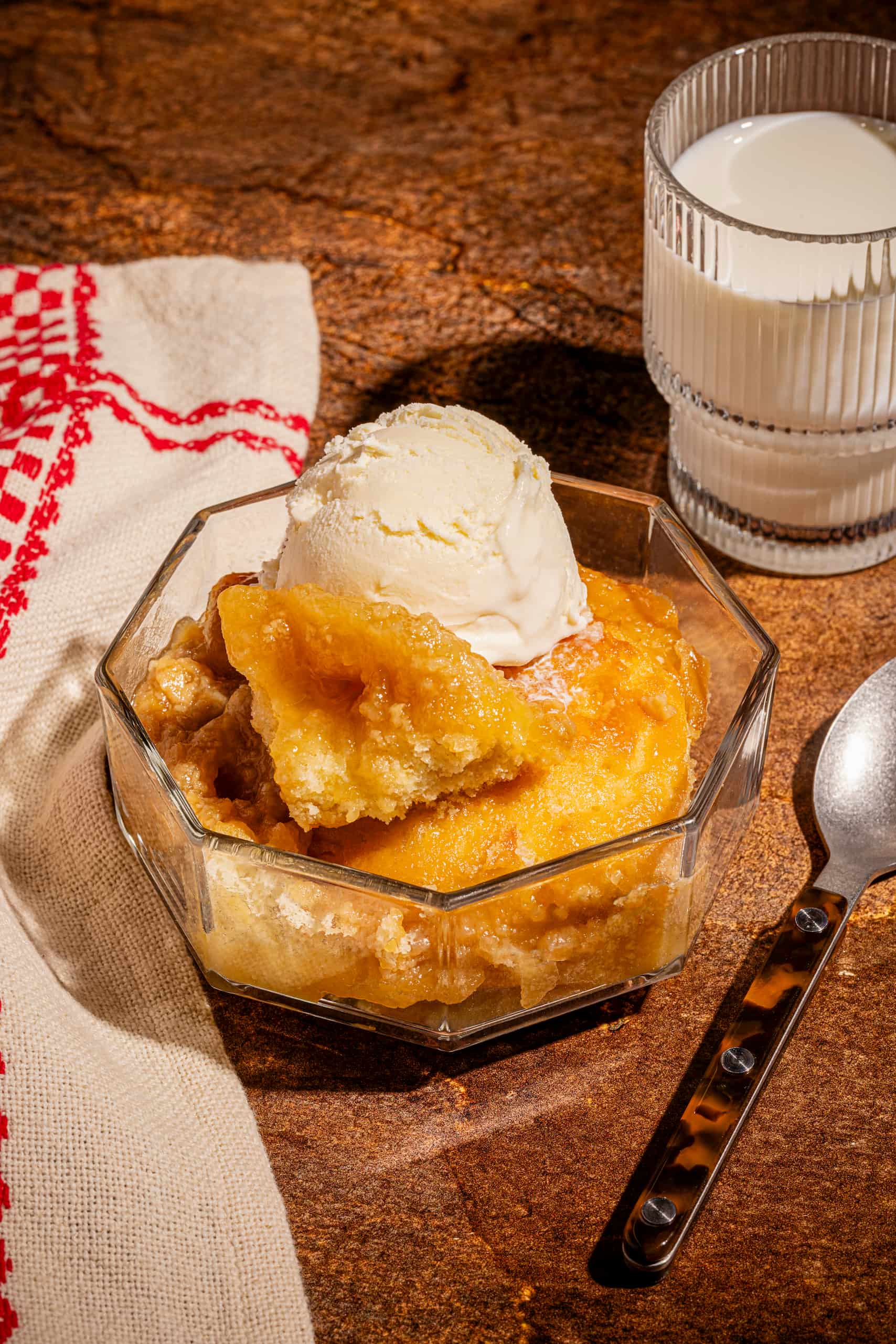 Pouding chômeur à l'érable dans un bol transparent accompagné d'un verre de lait