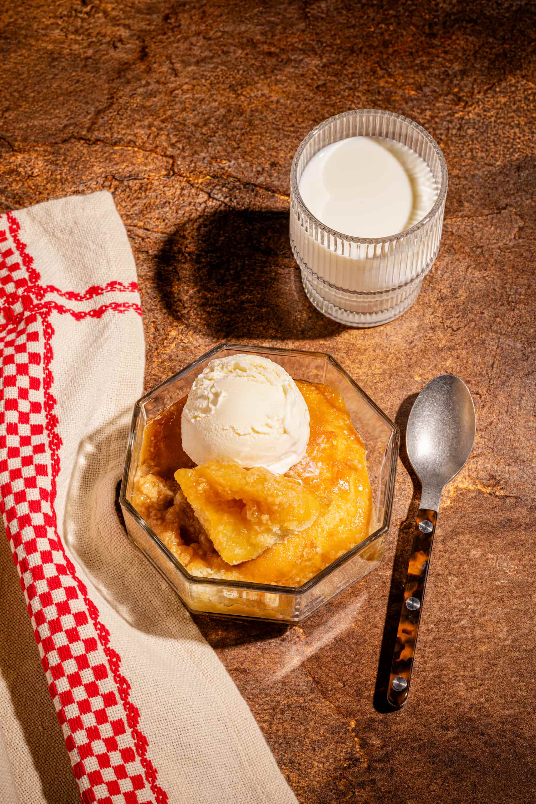 Pouding chômeur à l'érable dans un bol transparent accompagné d'un verre de lait