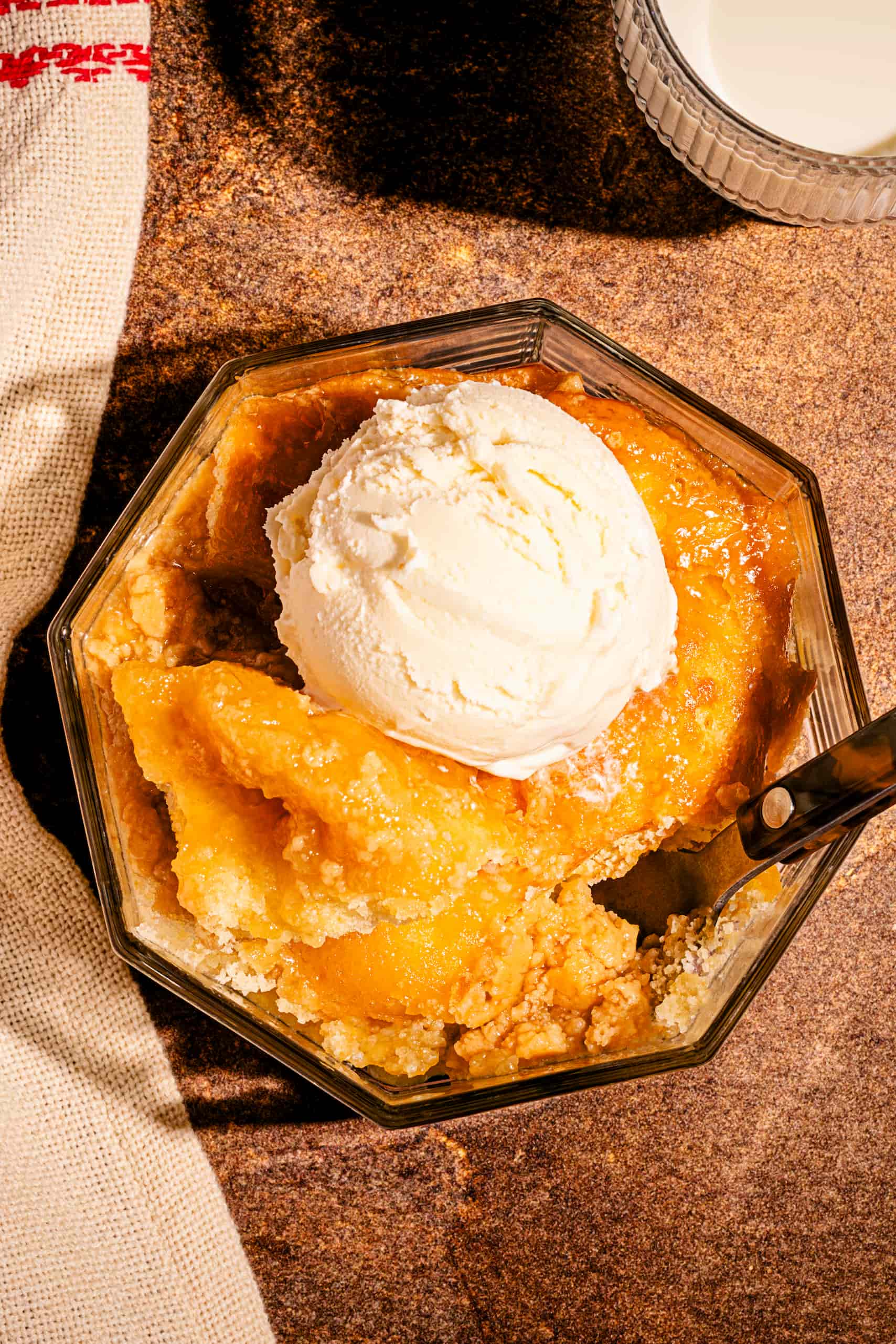 Pouding chômeur à l'érable dans un bol transparent accompagné d'un verre de lait