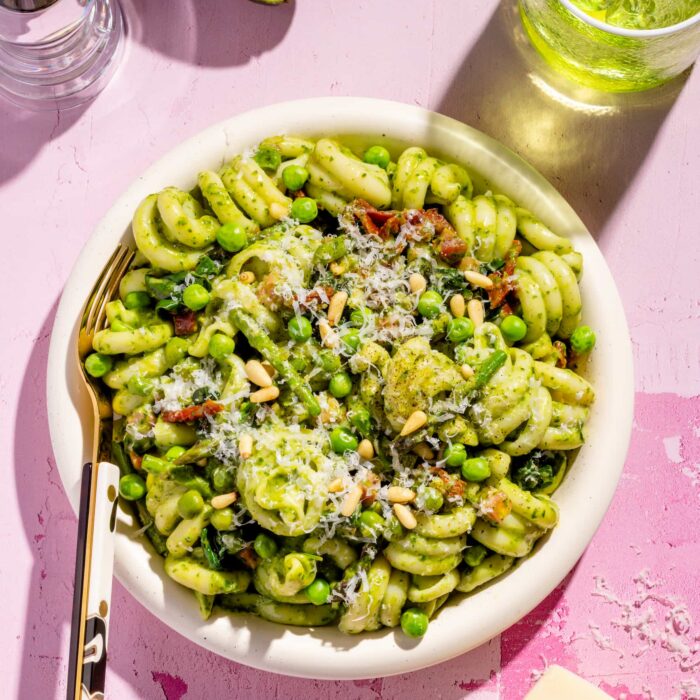 Pâtes tièdes à l’avocat, asperges et pancetta