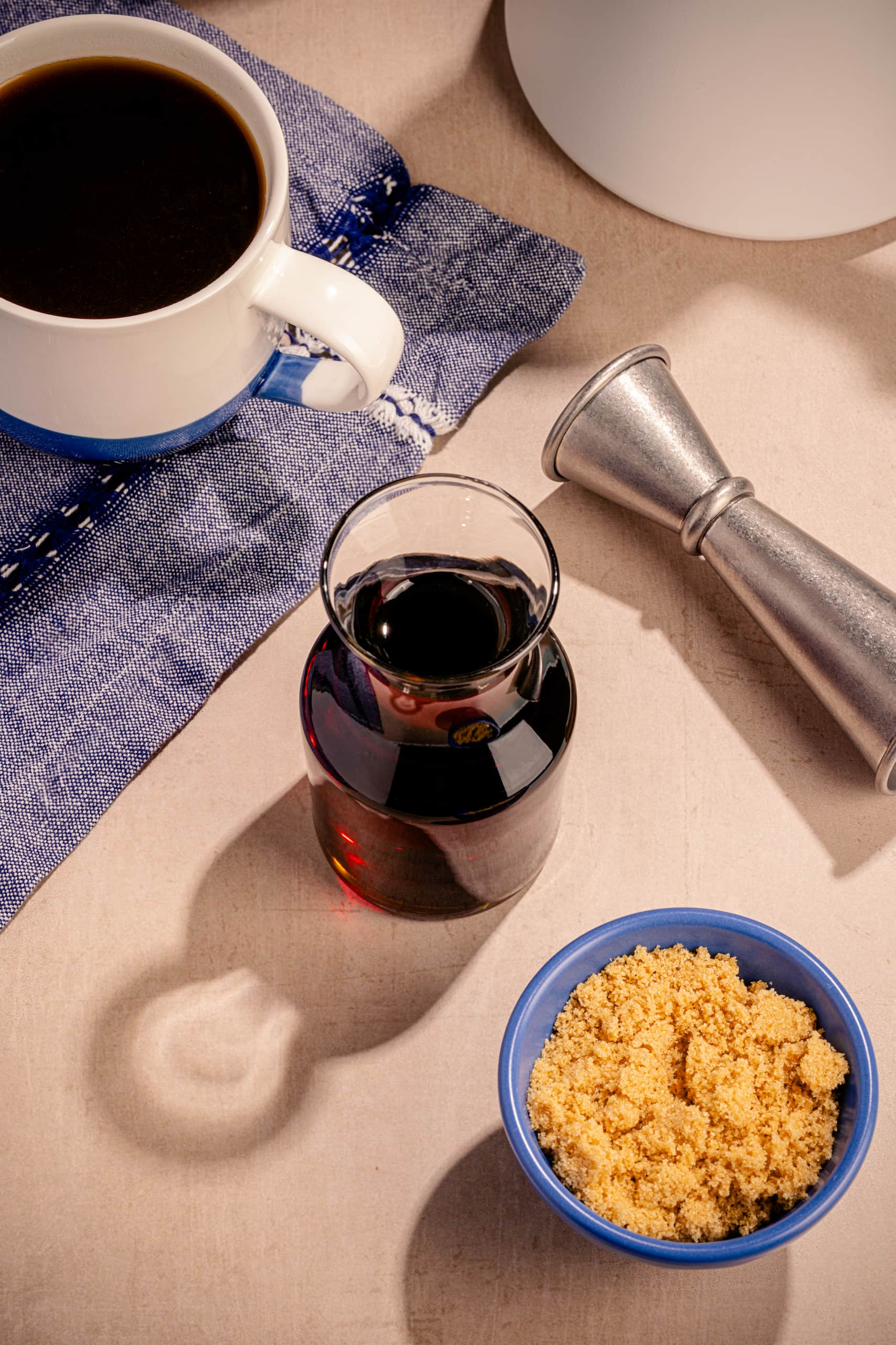 Sirop simple brun maison à la cassonade pour café et desserts