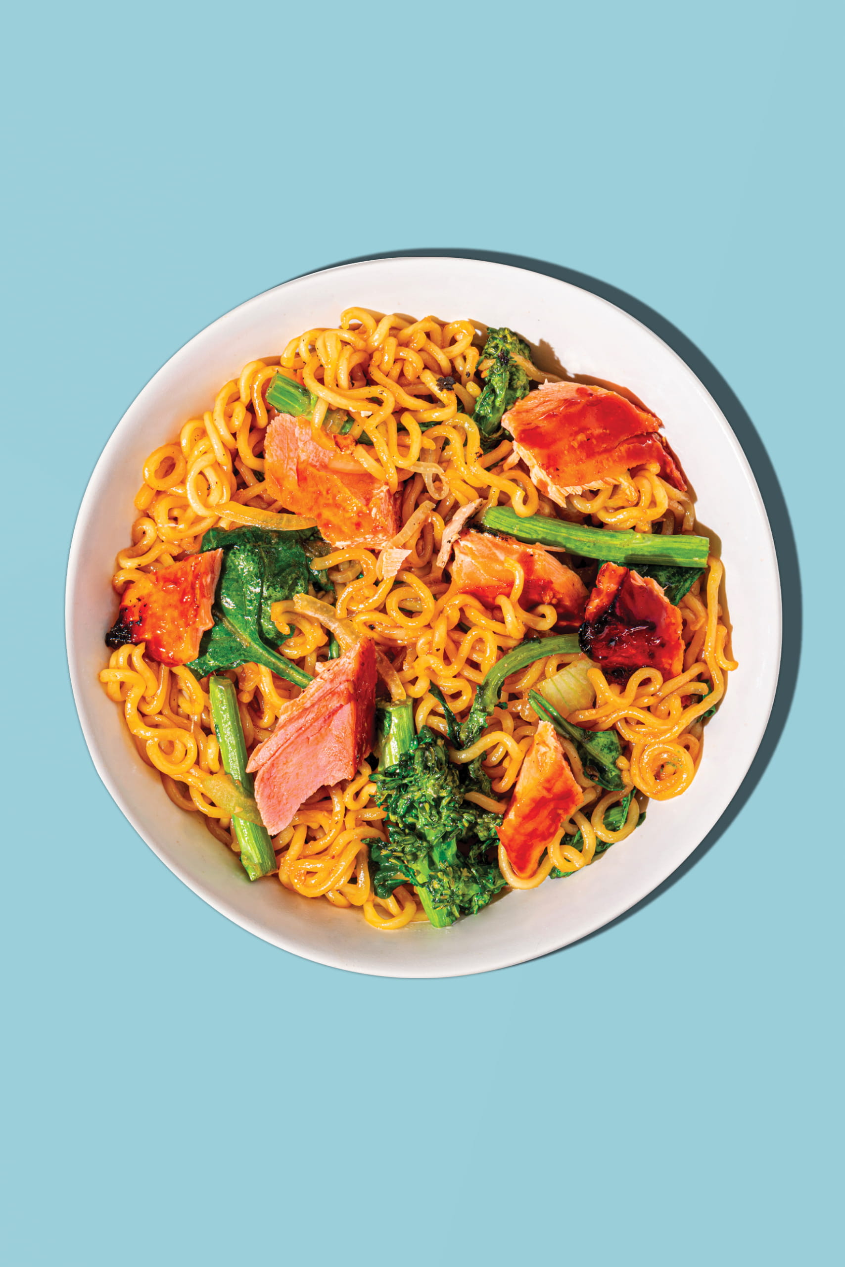 Bol de ramen au saumon teriyaki garni de broccolinis rôtis et de noix de cajou