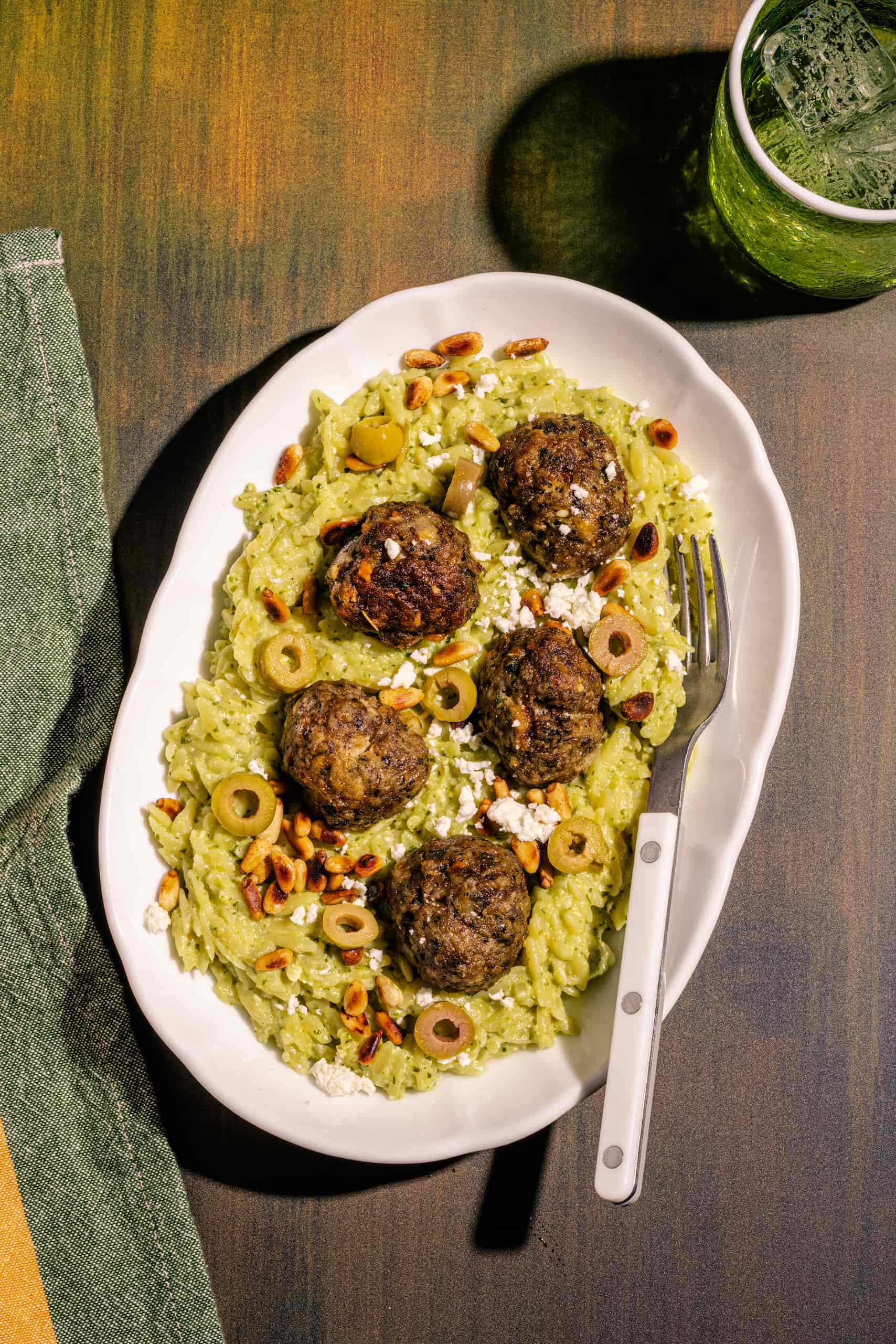 Orzo crémeux à la grecque avec boulettes : la meilleure recette d'orzo au pesto maison