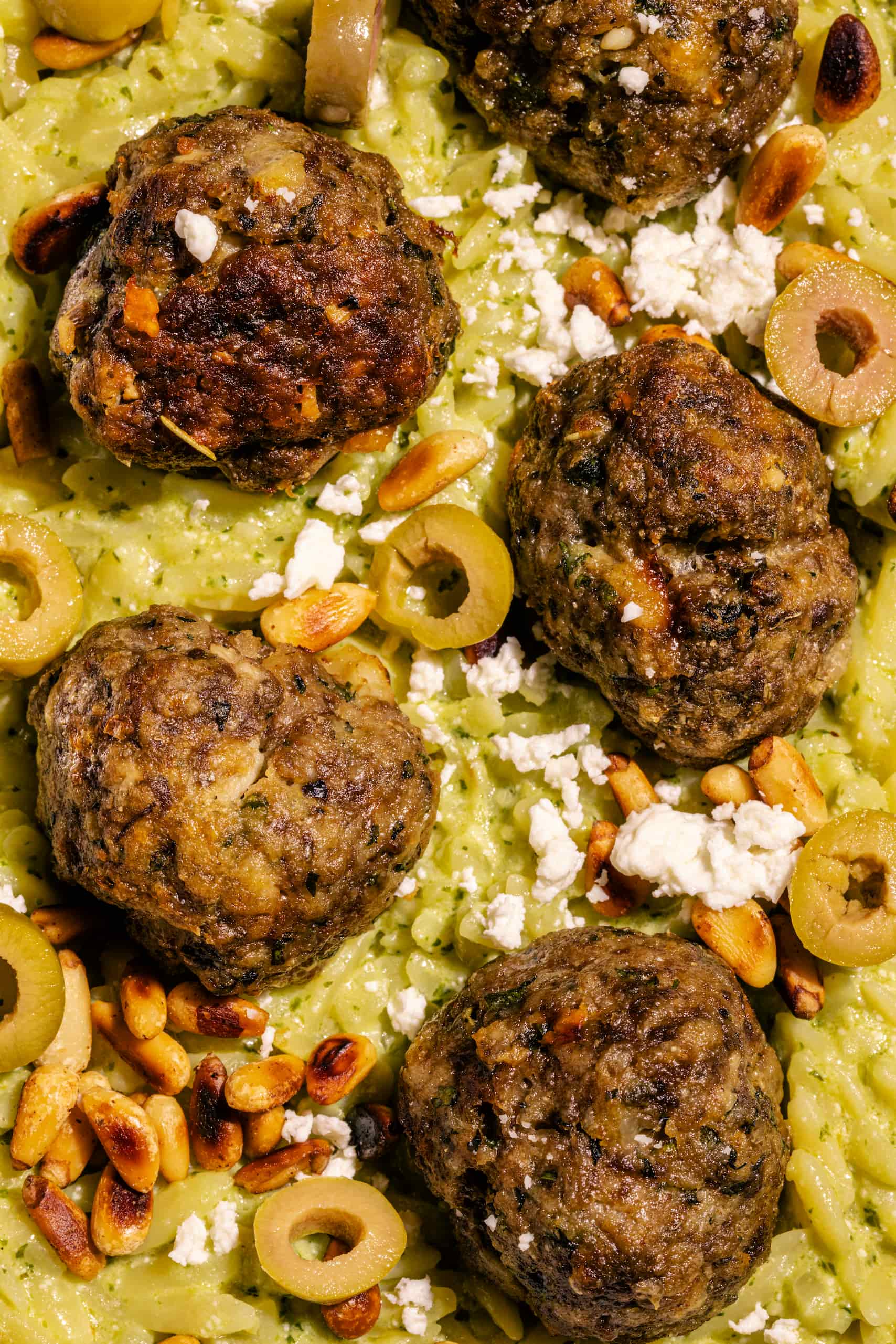 Orzo crémeux à la grecque avec boulettes : la meilleure recette d'orzo au pesto maison