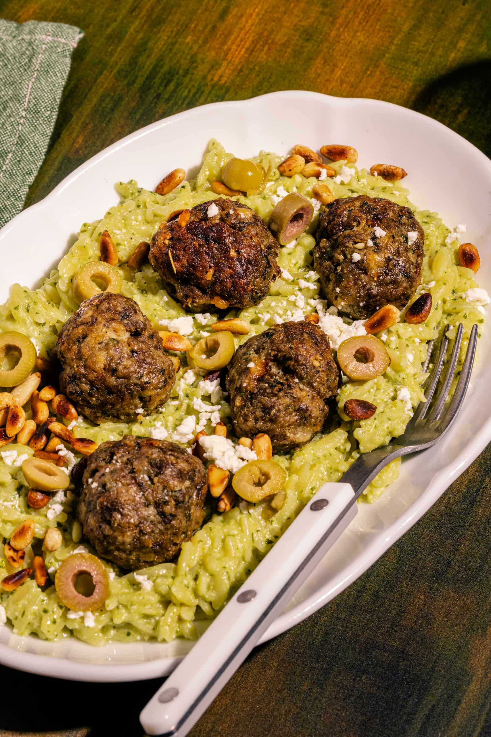 Orzo crémeux à la grecque avec boulettes : la meilleure recette d'orzo au pesto maison