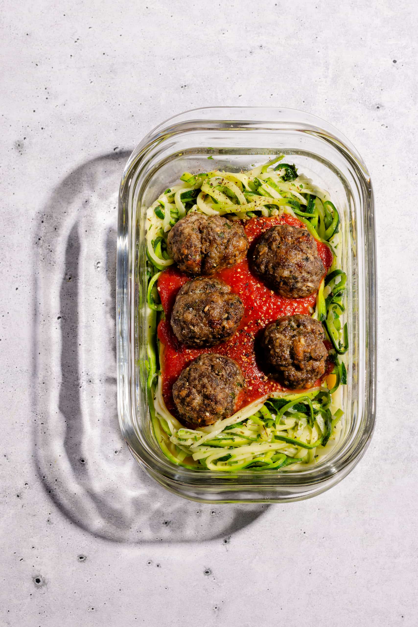 Nouilles de courgettes avec boulettes et sauce marinara (la meilleure recette facile et légère)