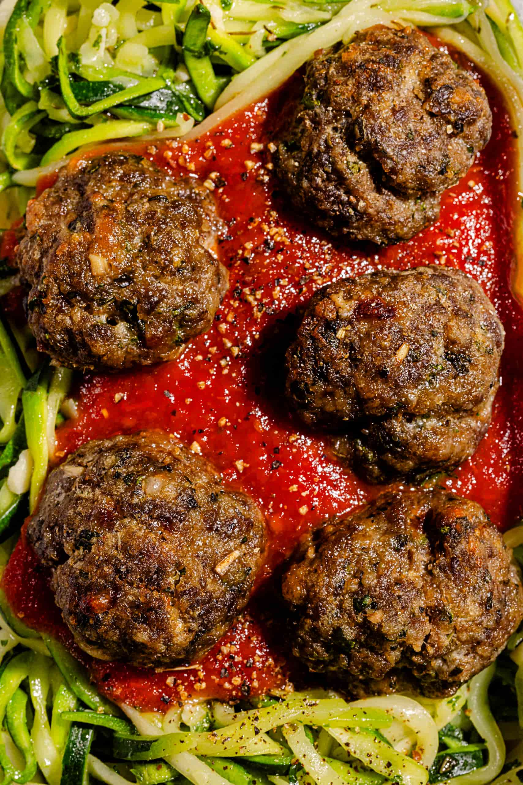 Nouilles de courgettes avec boulettes et sauce marinara (la meilleure recette facile et légère)