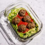 Nouilles de courgettes, boulettes et sauce marinara