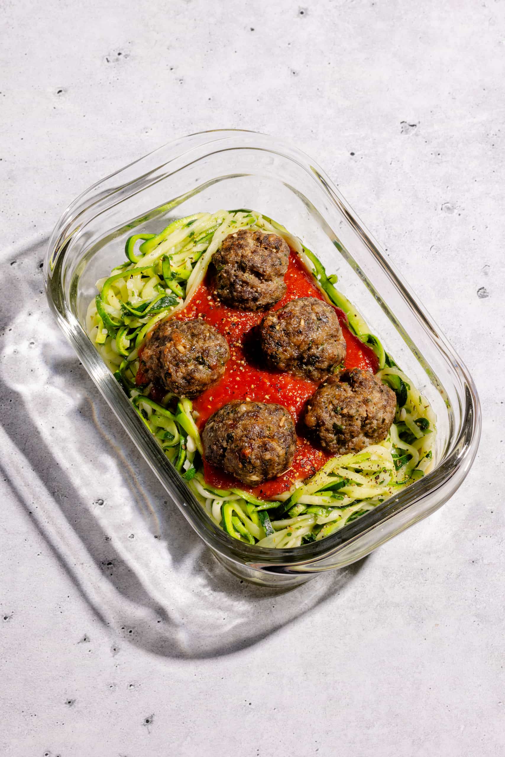 Nouilles de courgettes avec boulettes et sauce marinara (la meilleure recette facile et légère)