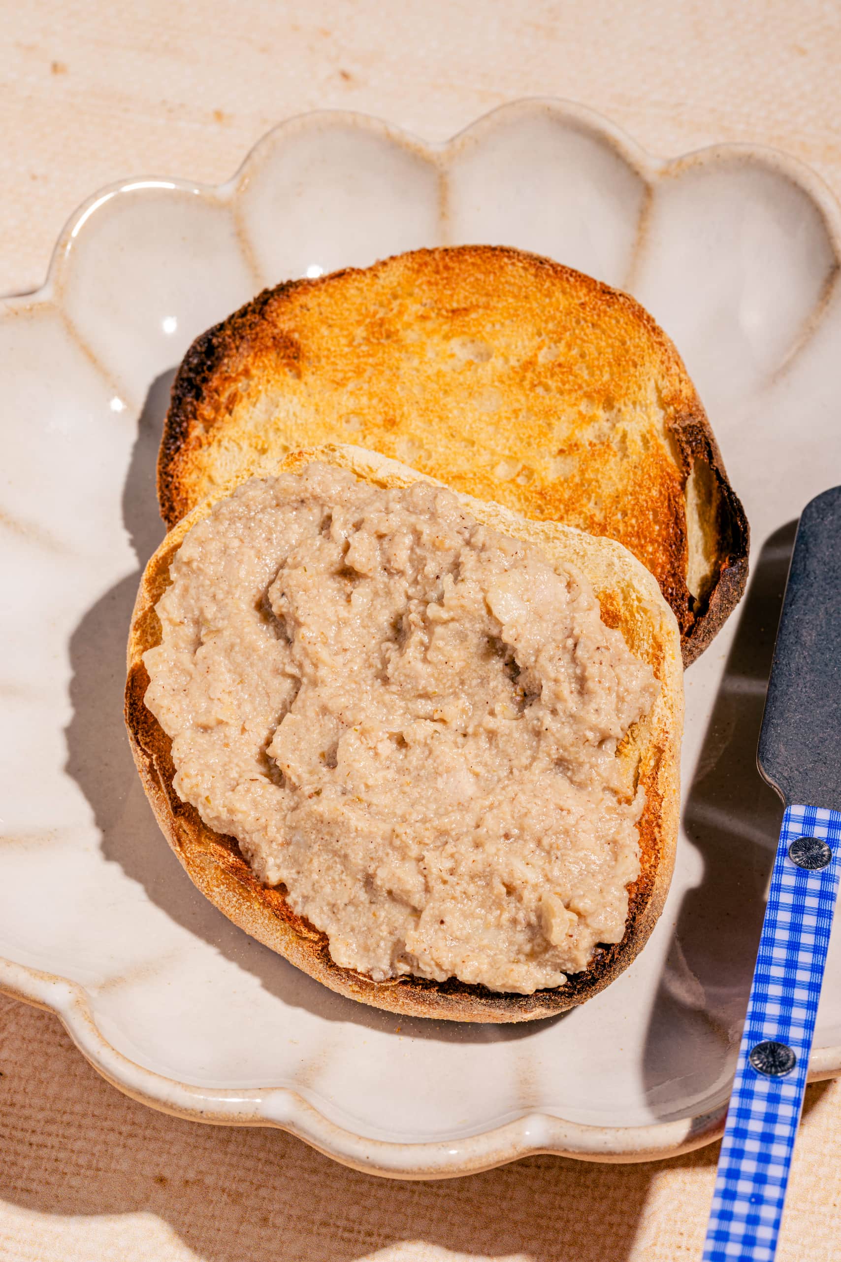 Cretons crémeux à l'ancienne maison servis sur pain grillé au déjeuner