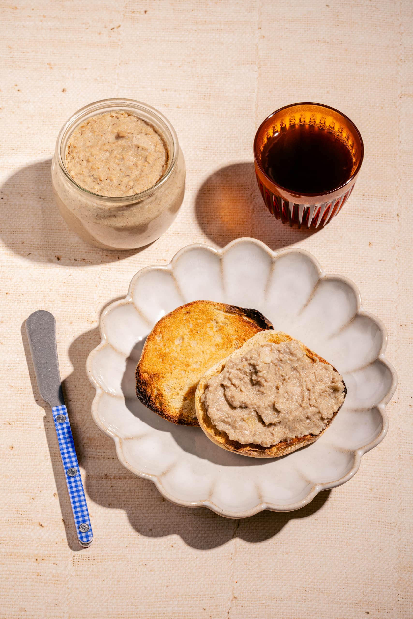 Cretons crémeux à l'ancienne maison servis sur pain grillé au déjeuner