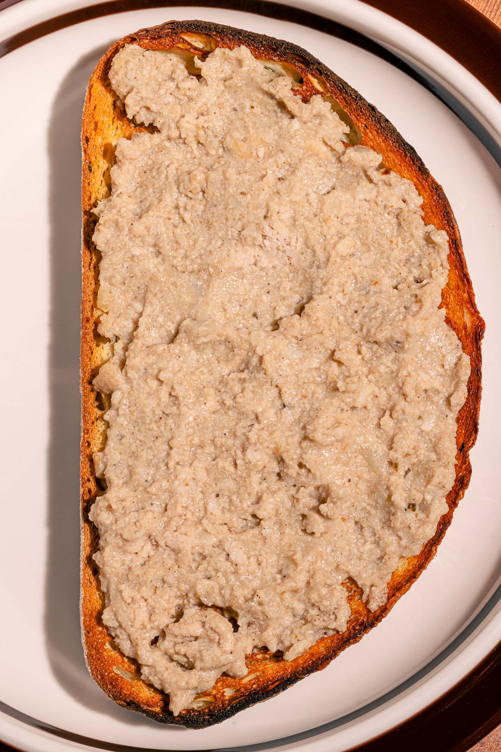 Cretons de grand-mère traditionnels à base de porc servis sur pain grillé au déjeuner