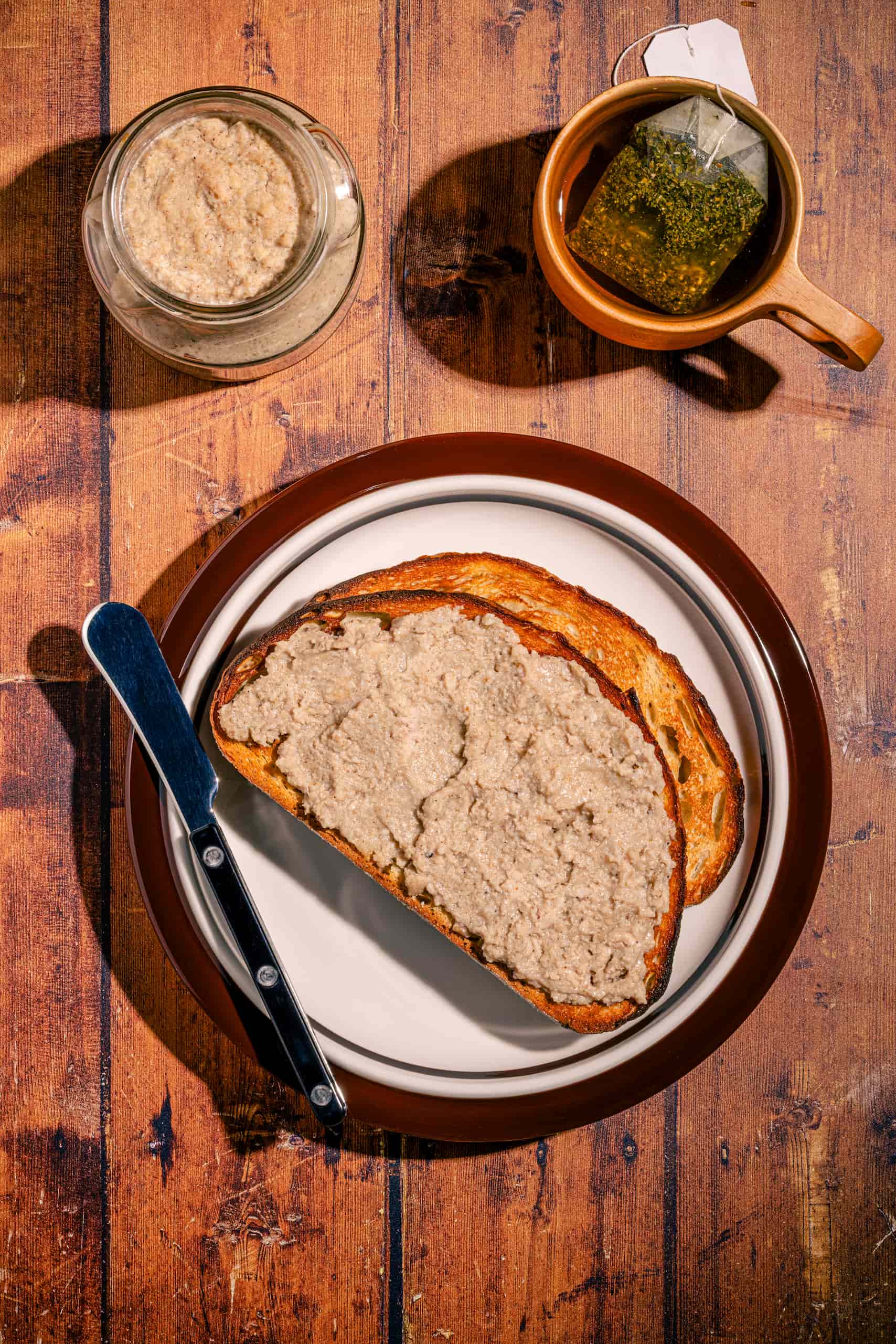 Cretons de grand-mère traditionnels servis sur pain grillé au déjeuner québécois