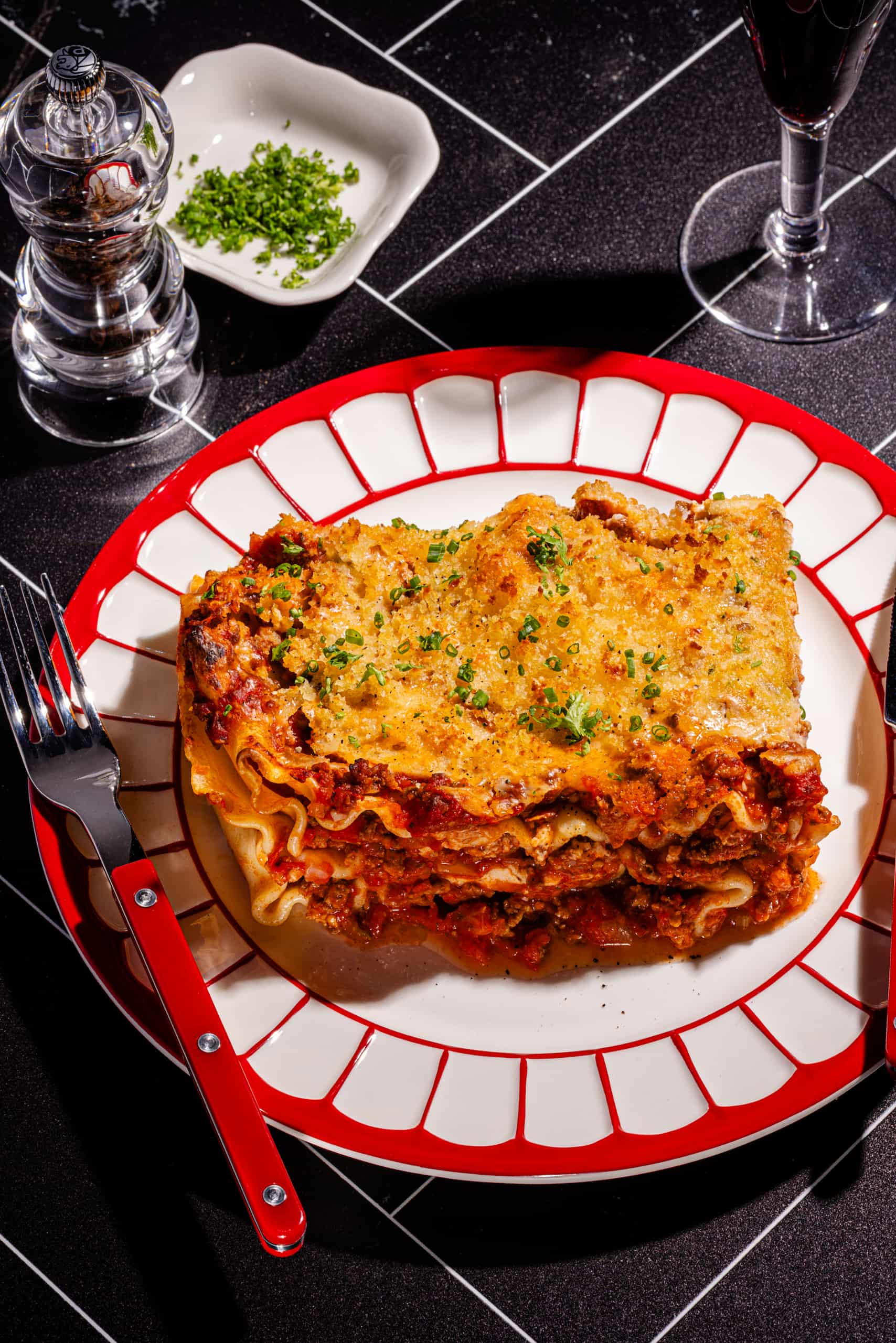 Plat de lasagne maison à l'italienne avec sauce à la viande et sauce béchamel au parmesan
