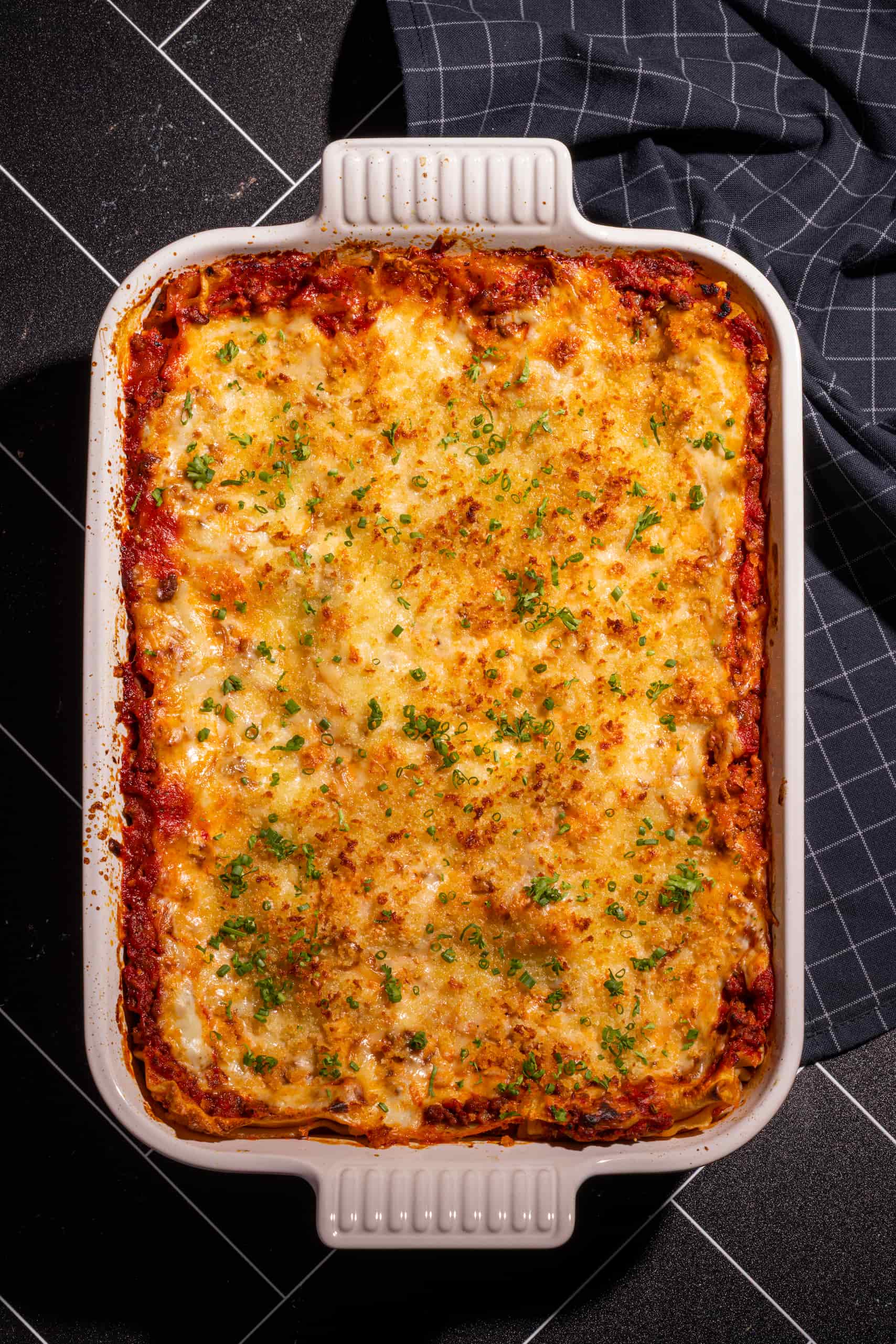 Plat de lasagne maison à l'italienne avec sauce à la viande et sauce béchamel au parmesan