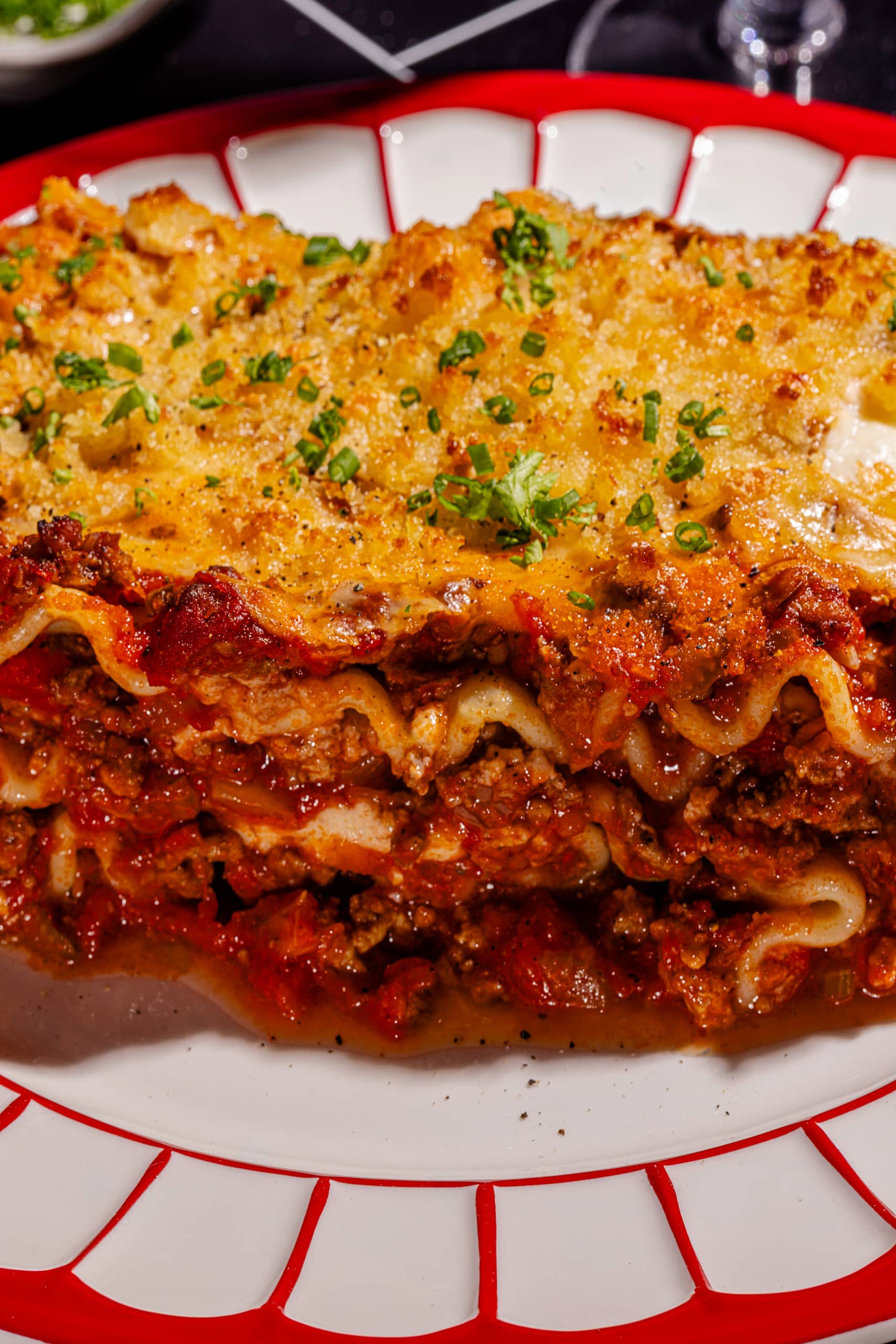 Plat de lasagne maison à l'italienne avec sauce à la viande et sauce béchamel au parmesan