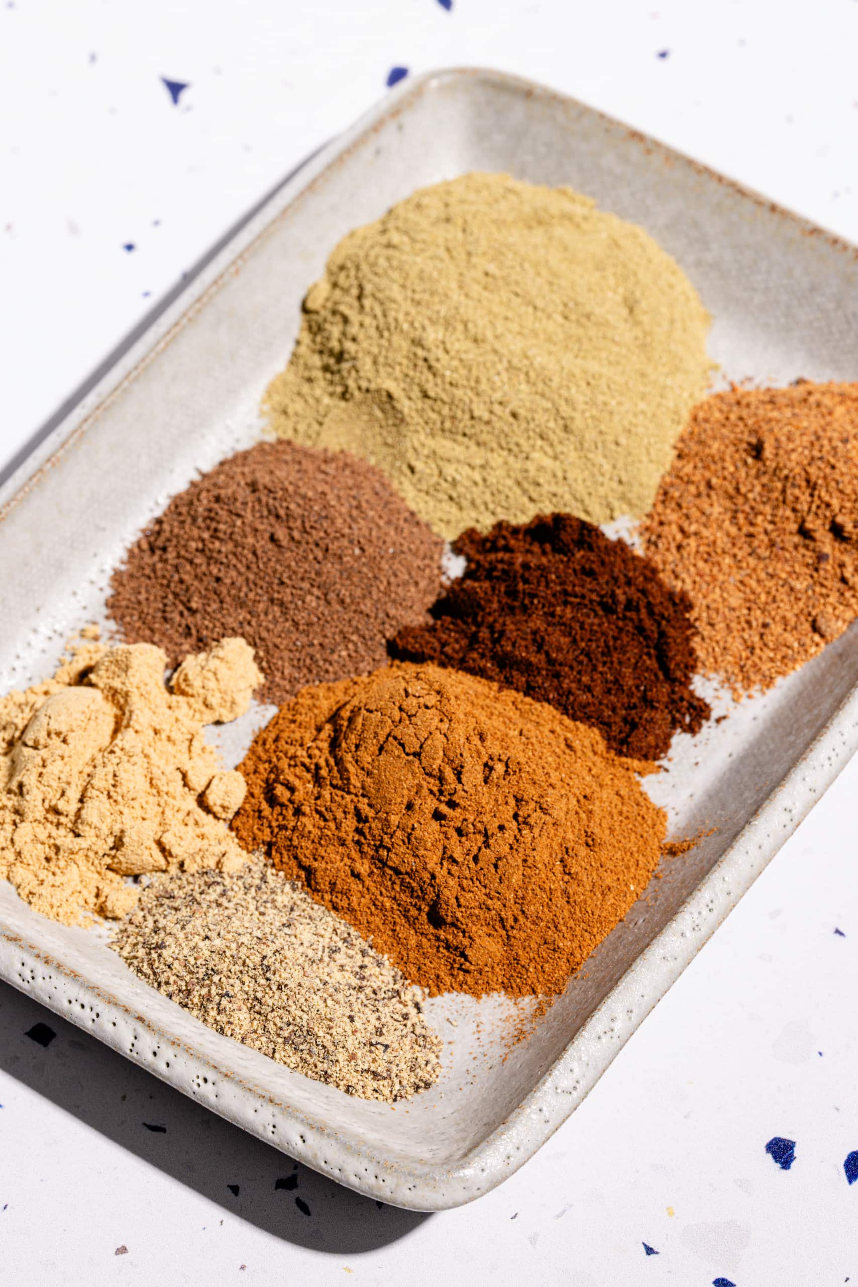 Mélange d'épices à cretons maison dans une assiette (assaisonnement pour cretons québécois traditionnels)