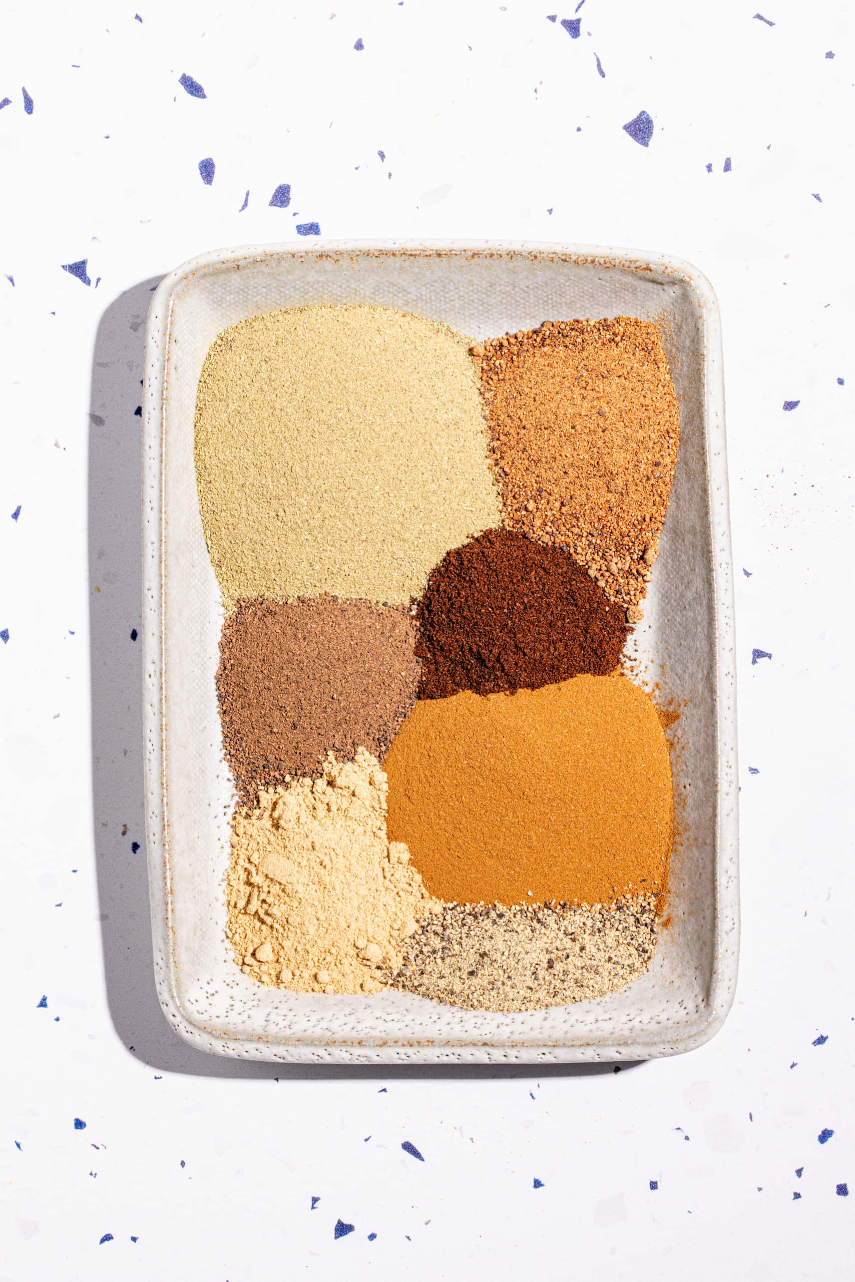 Mélange d'épices à cretons maison dans une assiette (assaisonnement pour cretons québécois traditionnels)