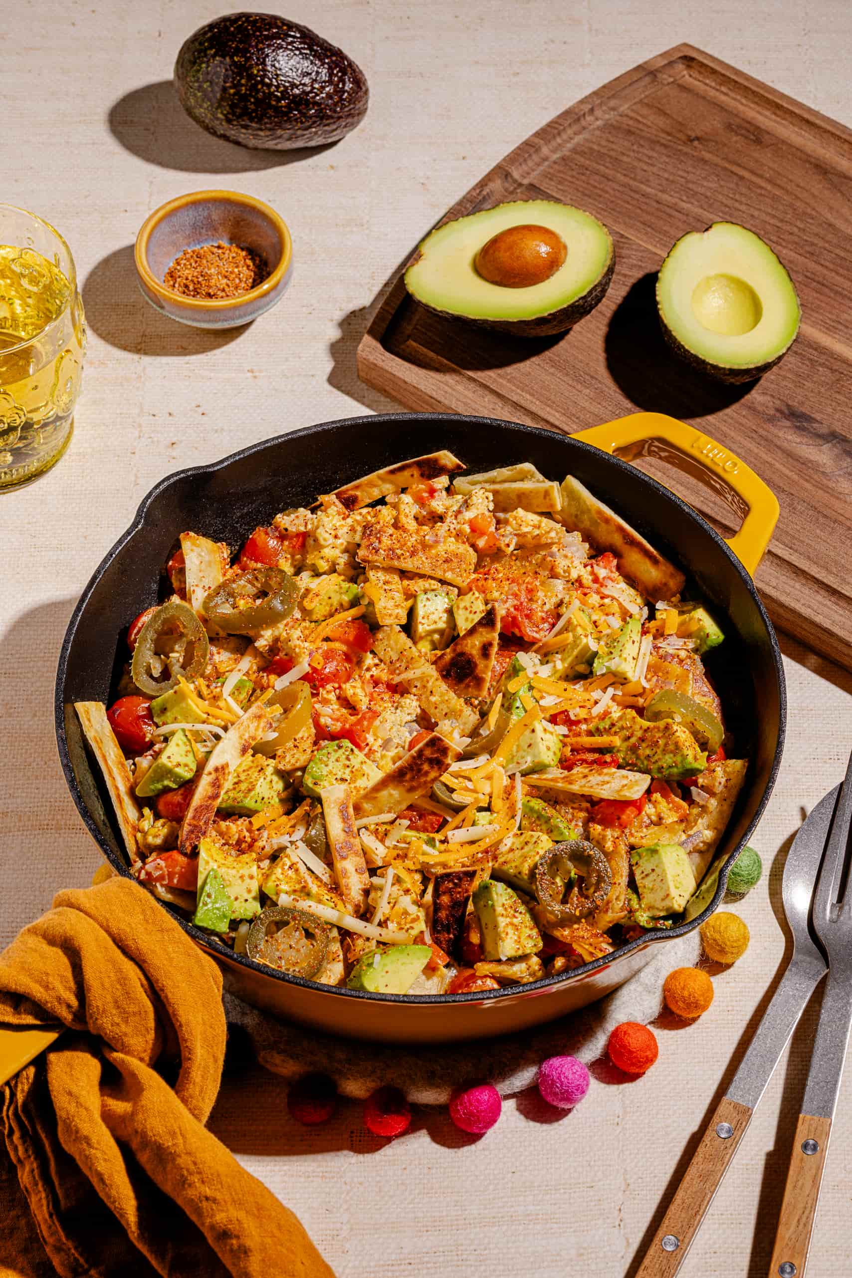 Migas mexicaines aux oeufs brouillés avec tortillas croustillantes, avocat et jalapenos dans une poêle