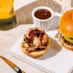 Mini-burgers au poulet BBQ sur pains briochés