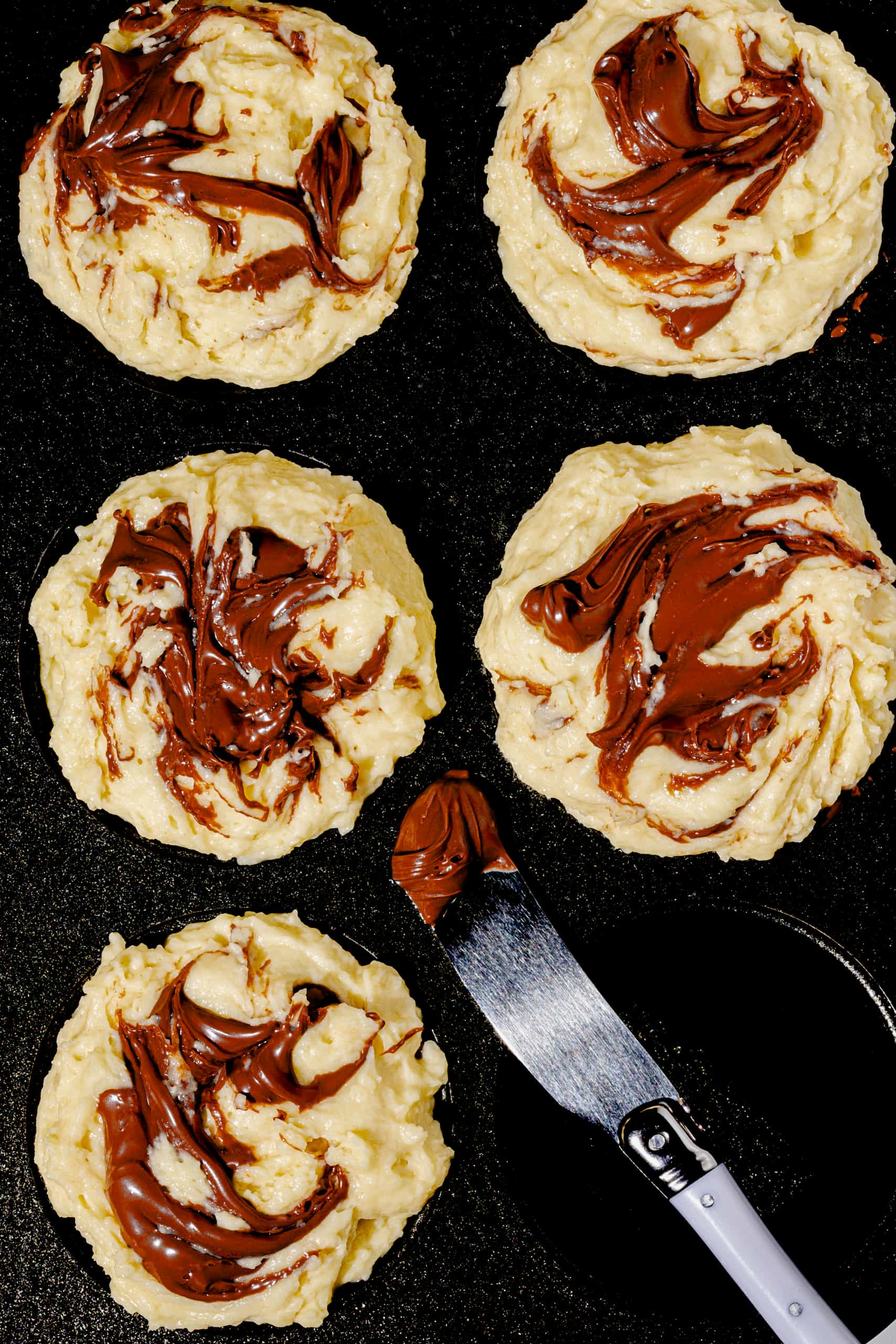 Muffins moelleux au Nutella sur planche de bois rustique