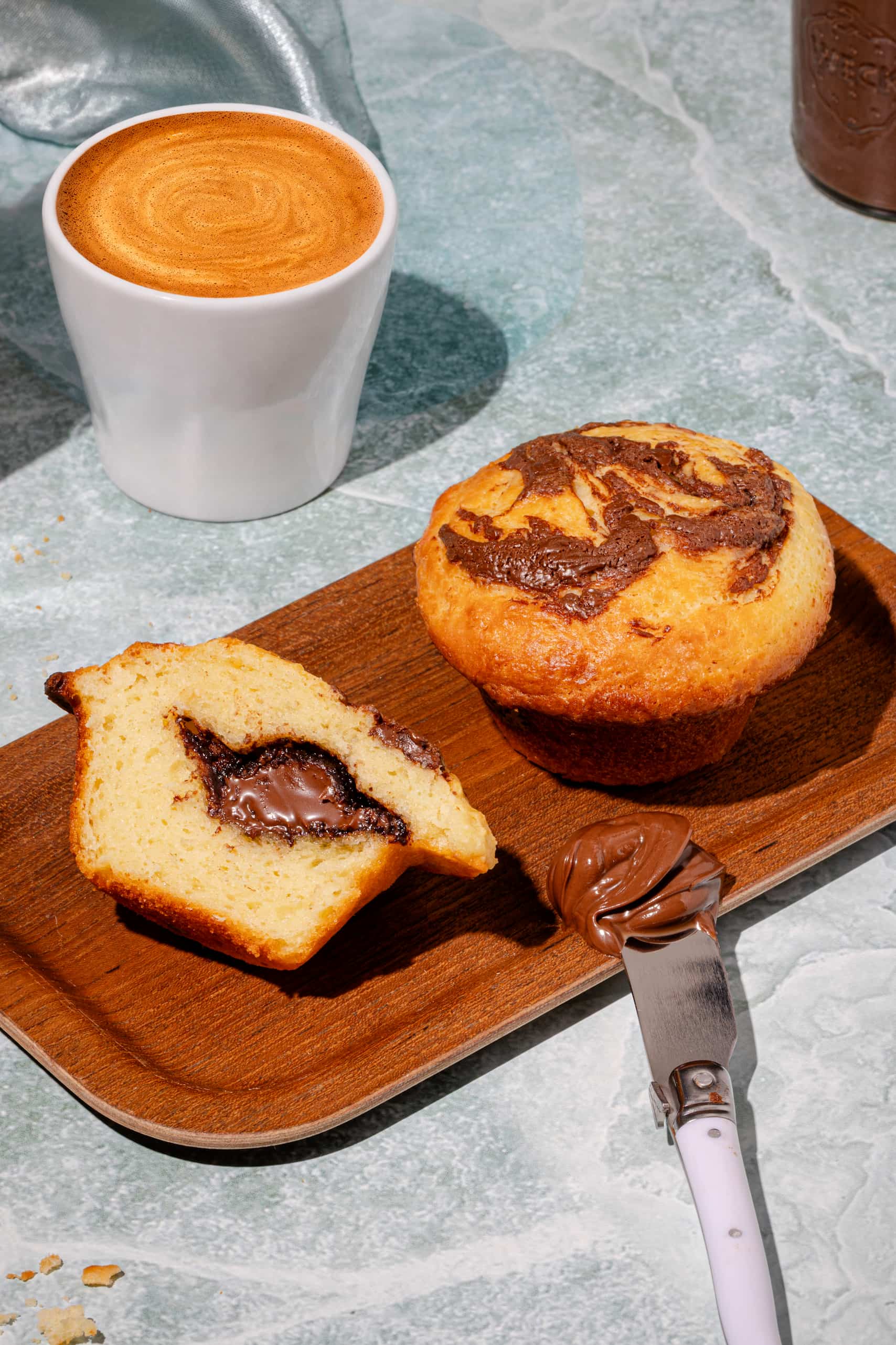Muffins moelleux au Nutella sur planche de bois rustique