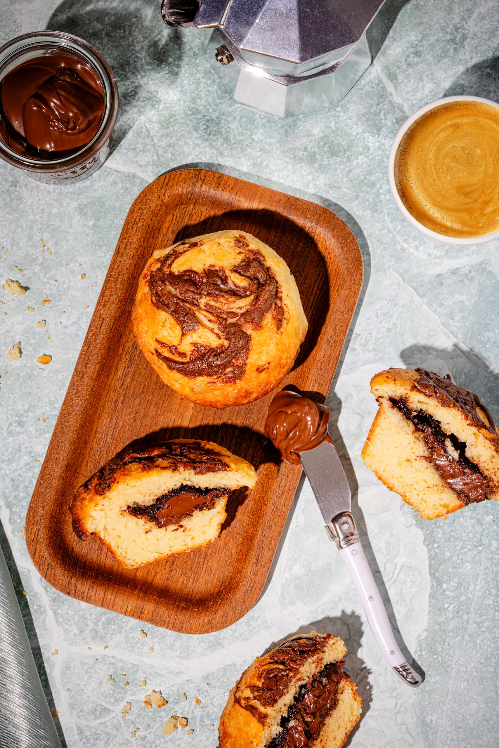 Muffins moelleux au Nutella sur planche de bois rustique