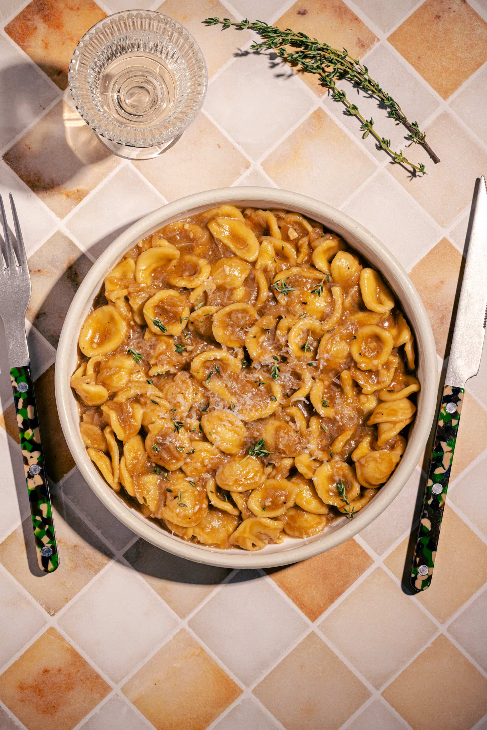 Pâtes réconfortantes style soupe à l'oignon avec gruyère