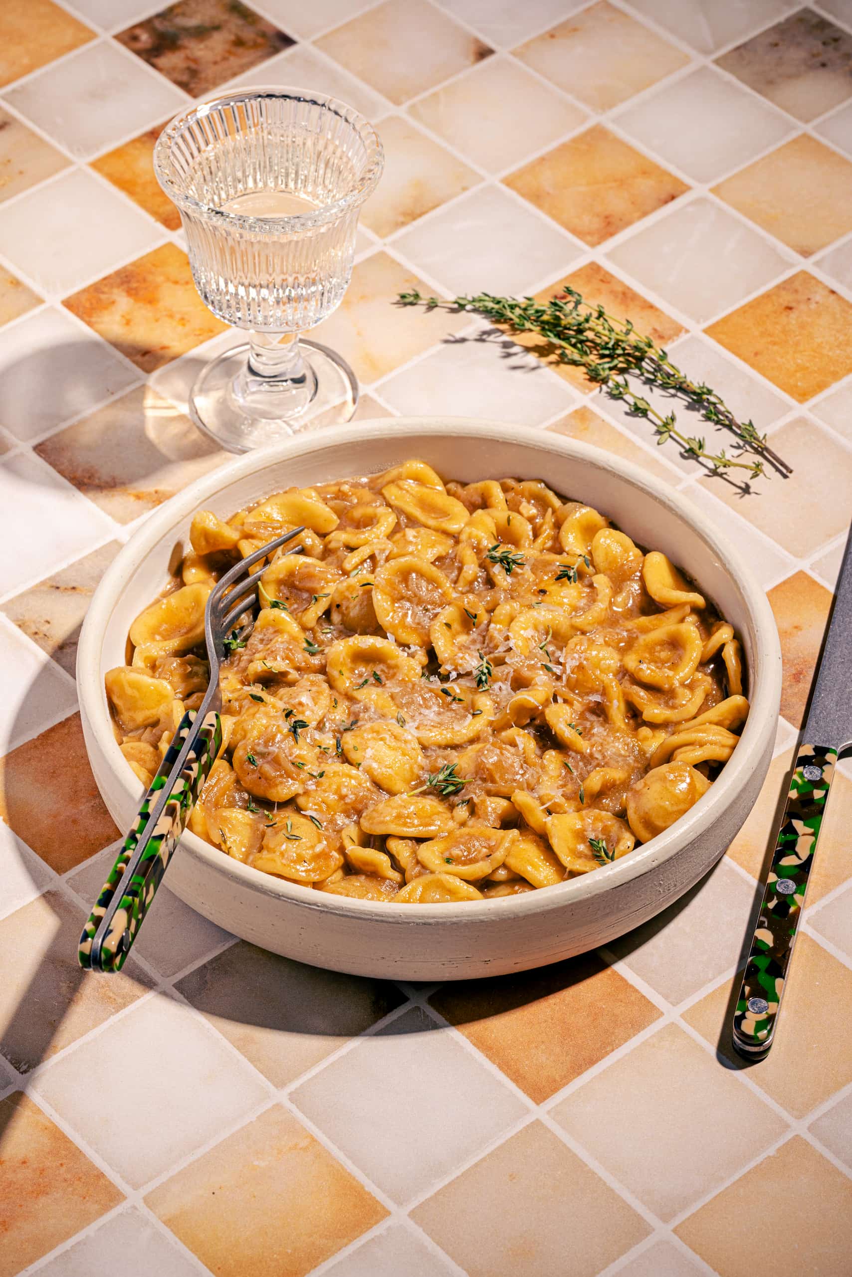 Pâtes réconfortantes style soupe à l'oignon avec gruyère