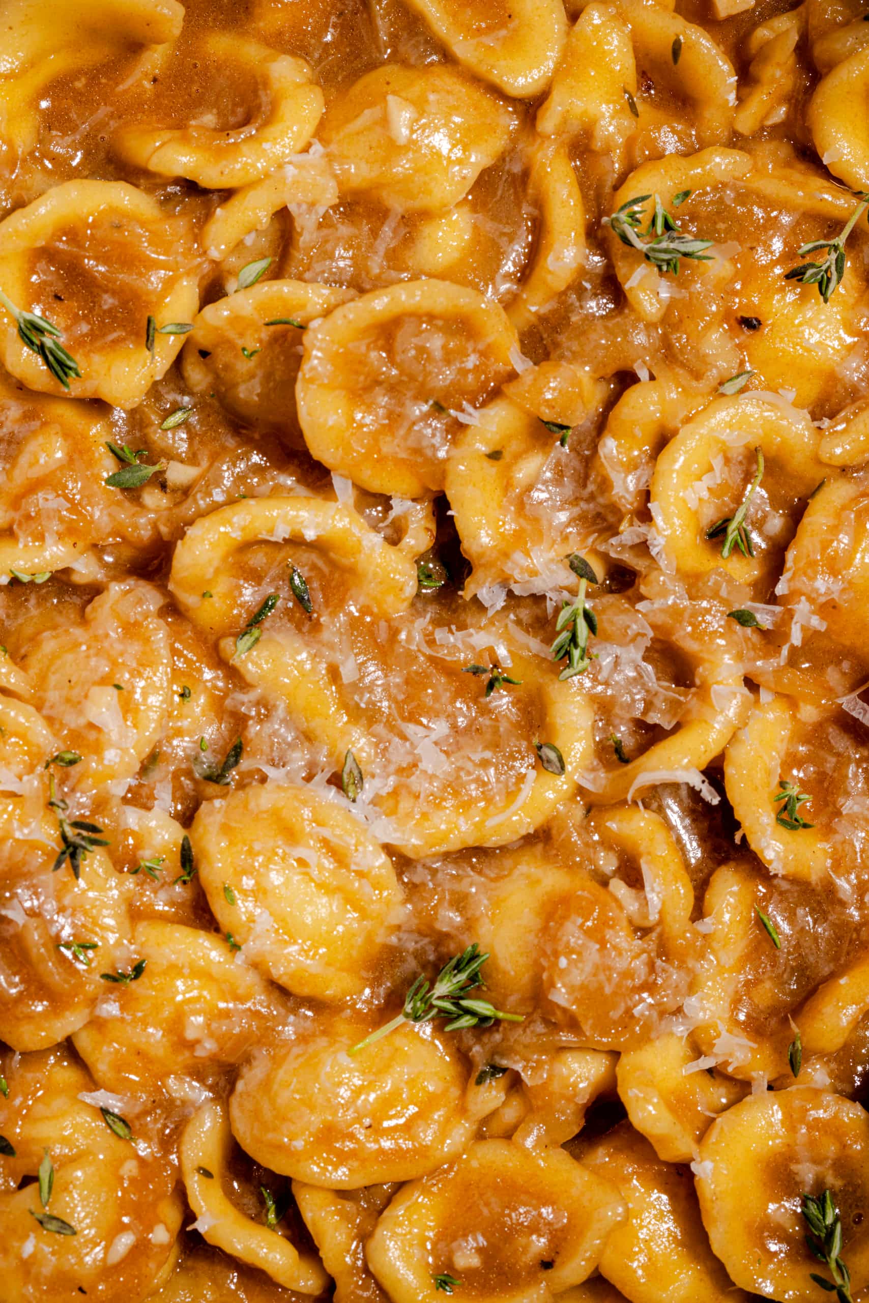 Pâtes réconfortantes style soupe à l'oignon avec gruyère