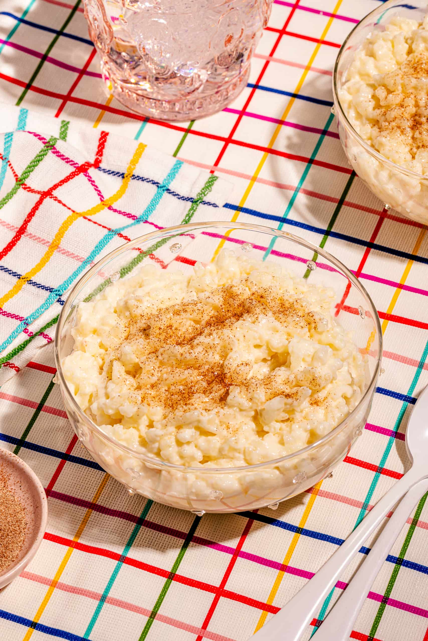 Pouding au riz à la mijoteuse crémeux à la vanille servi dans un bol avec de la cannelle