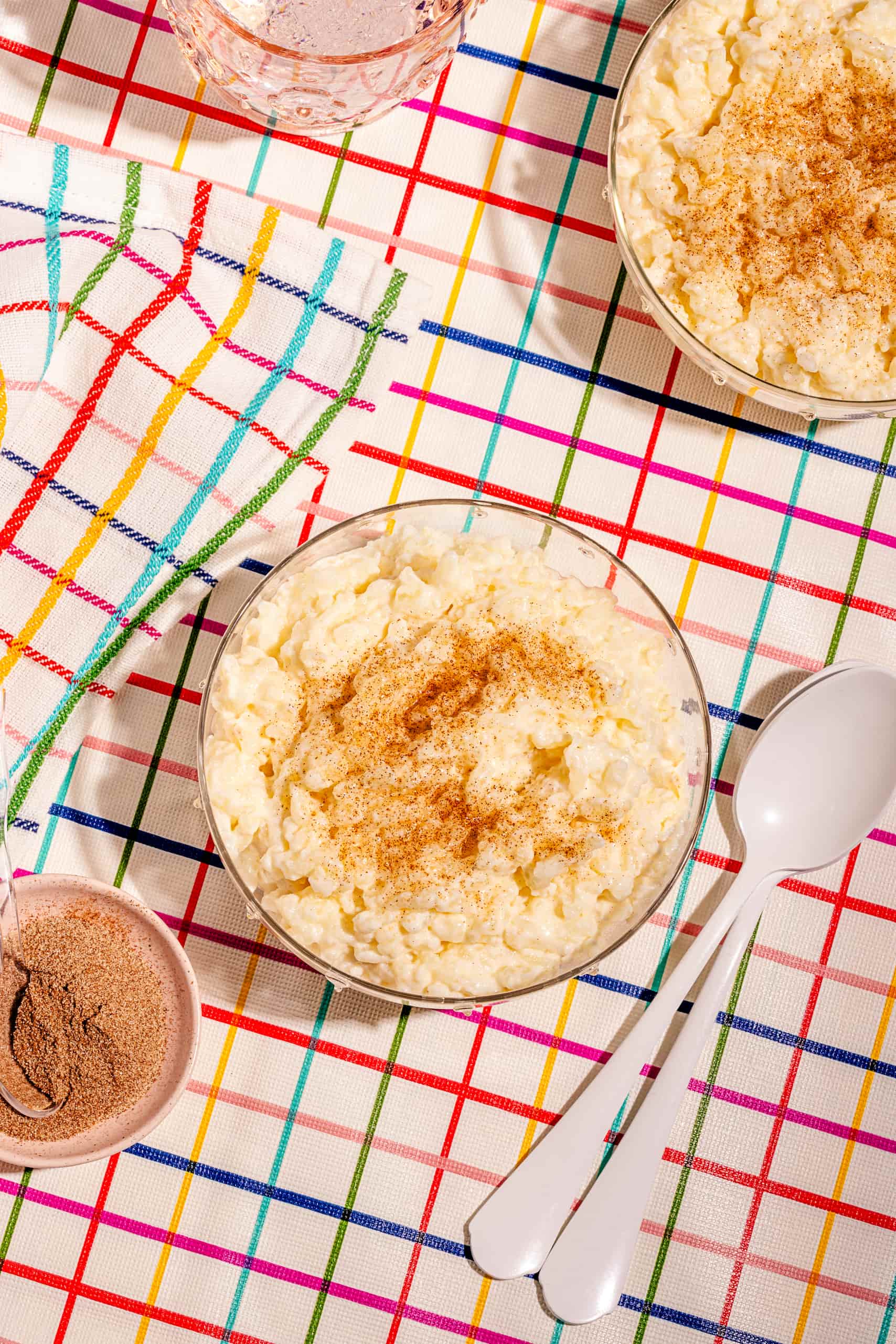 Pouding au riz à la mijoteuse crémeux à la vanille servi dans un bol avec de la cannelle
