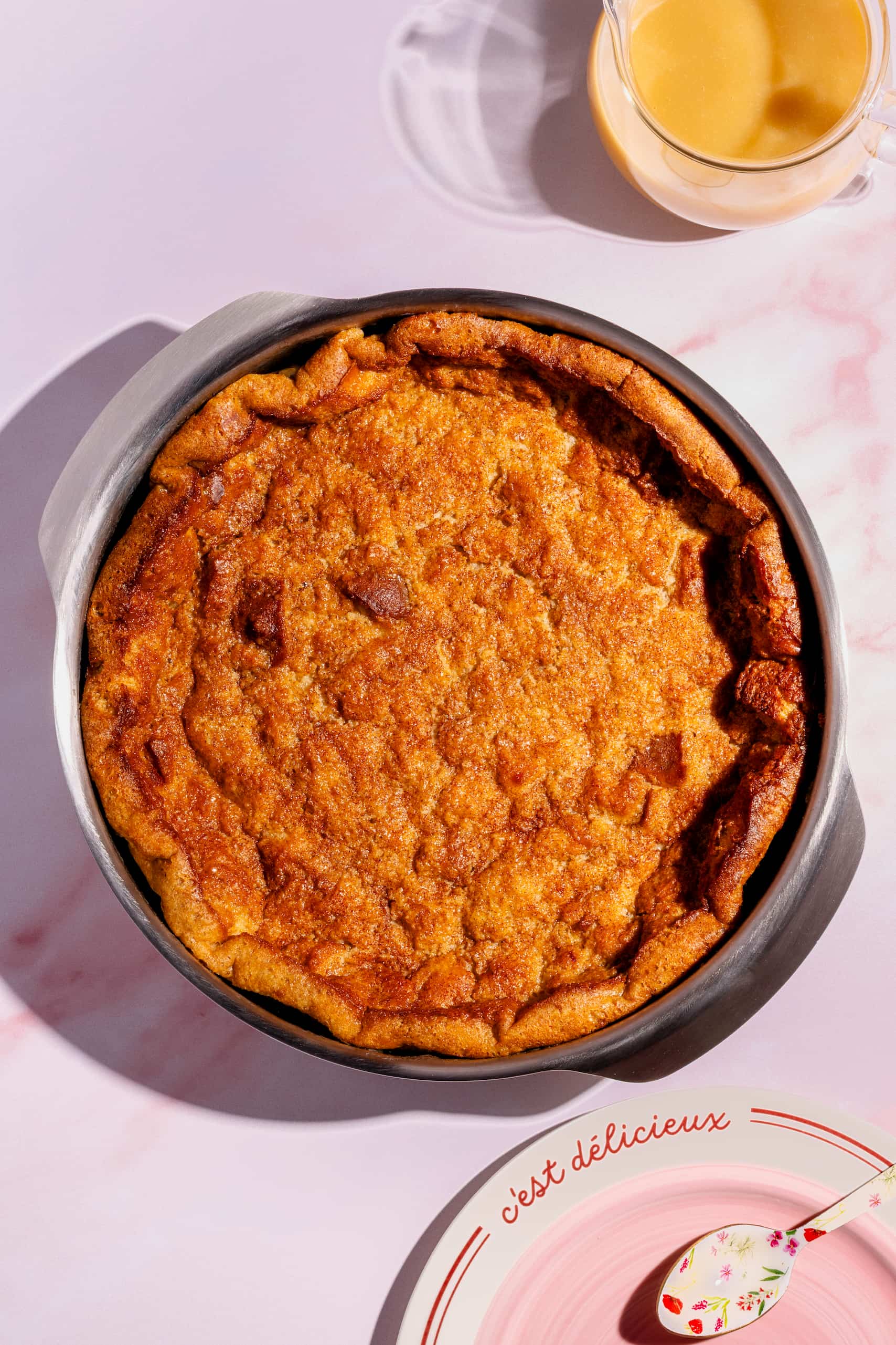 Pouding au pain à l'ancienne maison doré au four, parsemé de sucre-cannelle