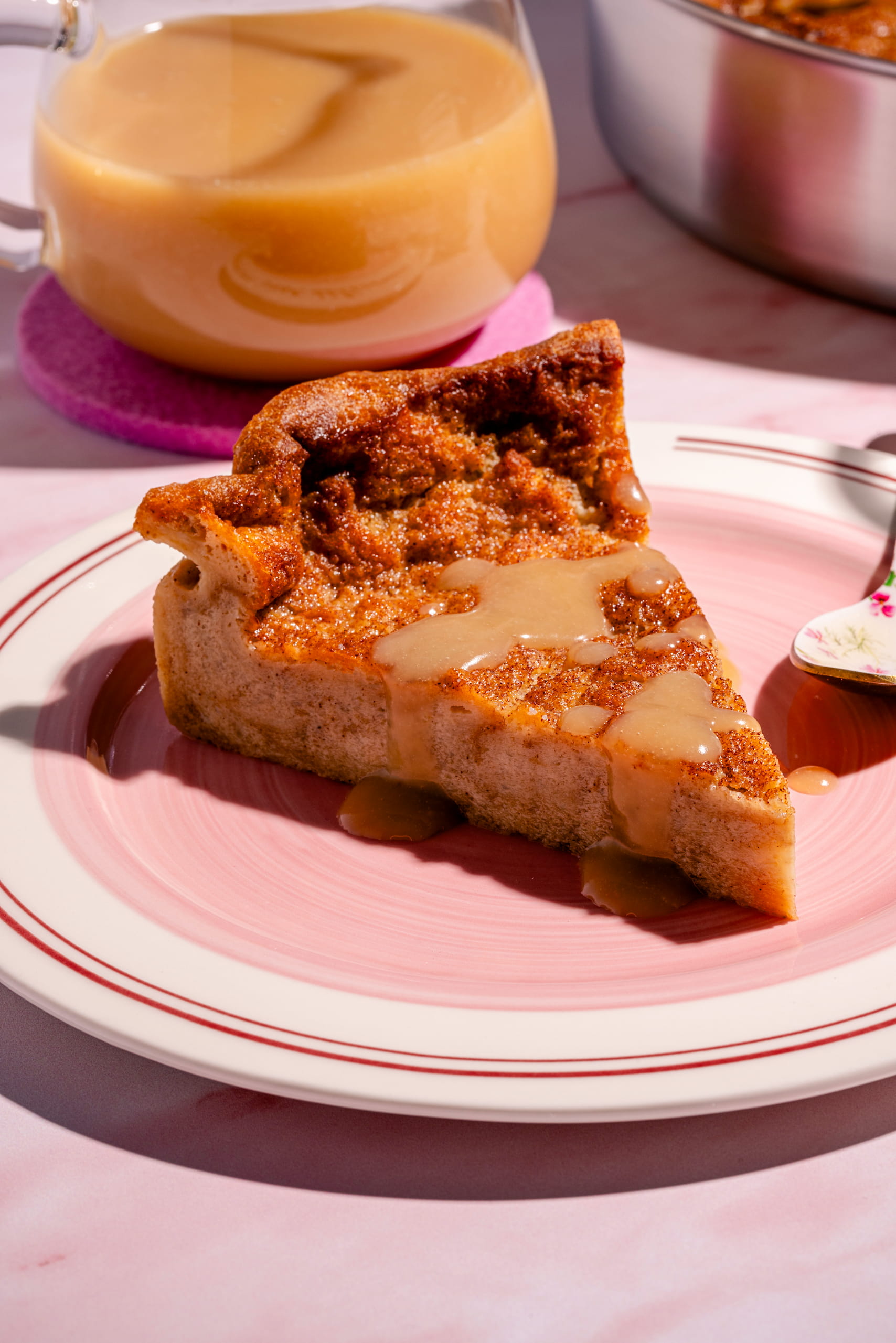 Pouding au pain à l'ancienne maison doré au four, parsemé de sucre-cannelle