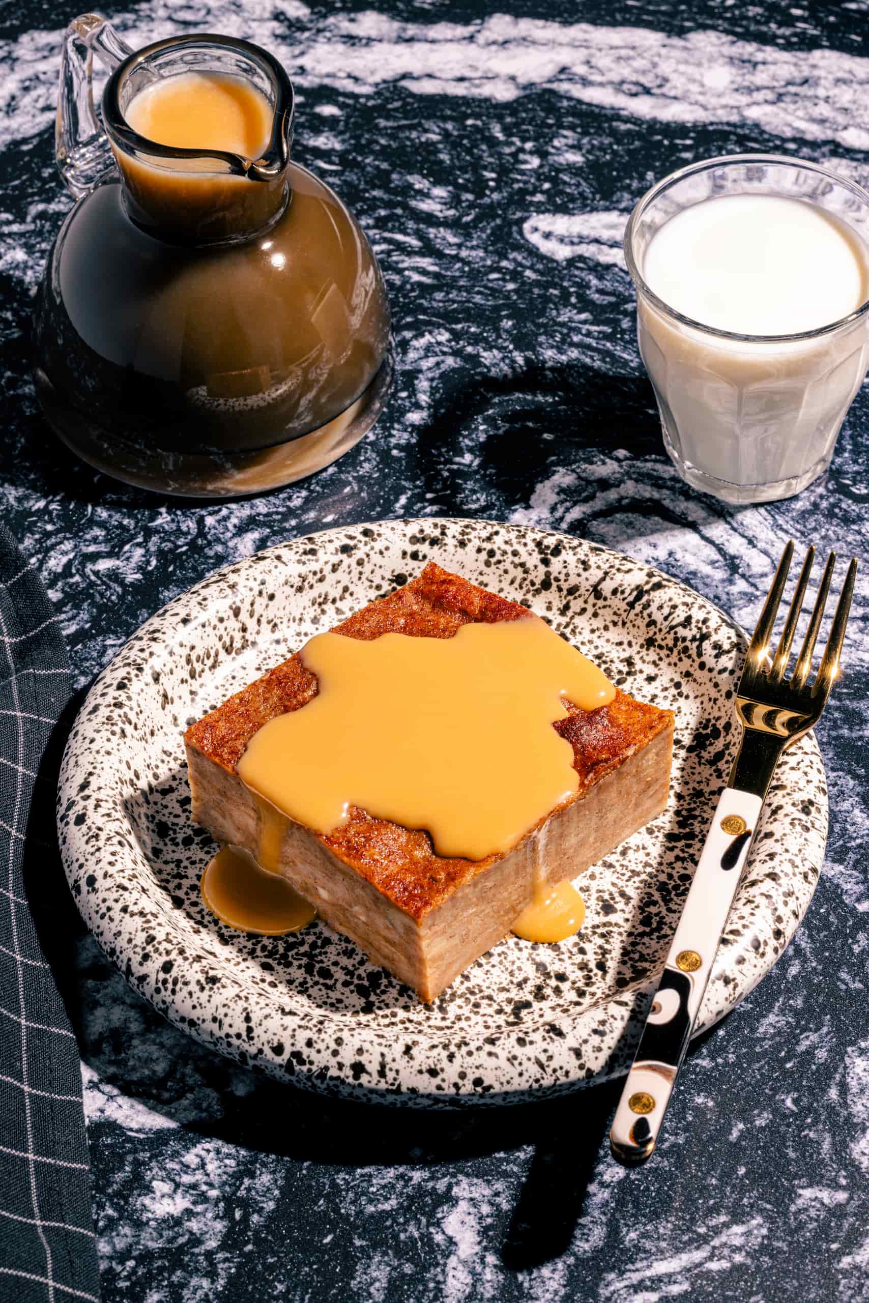 Pouding au pain avec viennoiseries doré au four, servi tiède avec du dulce de leche