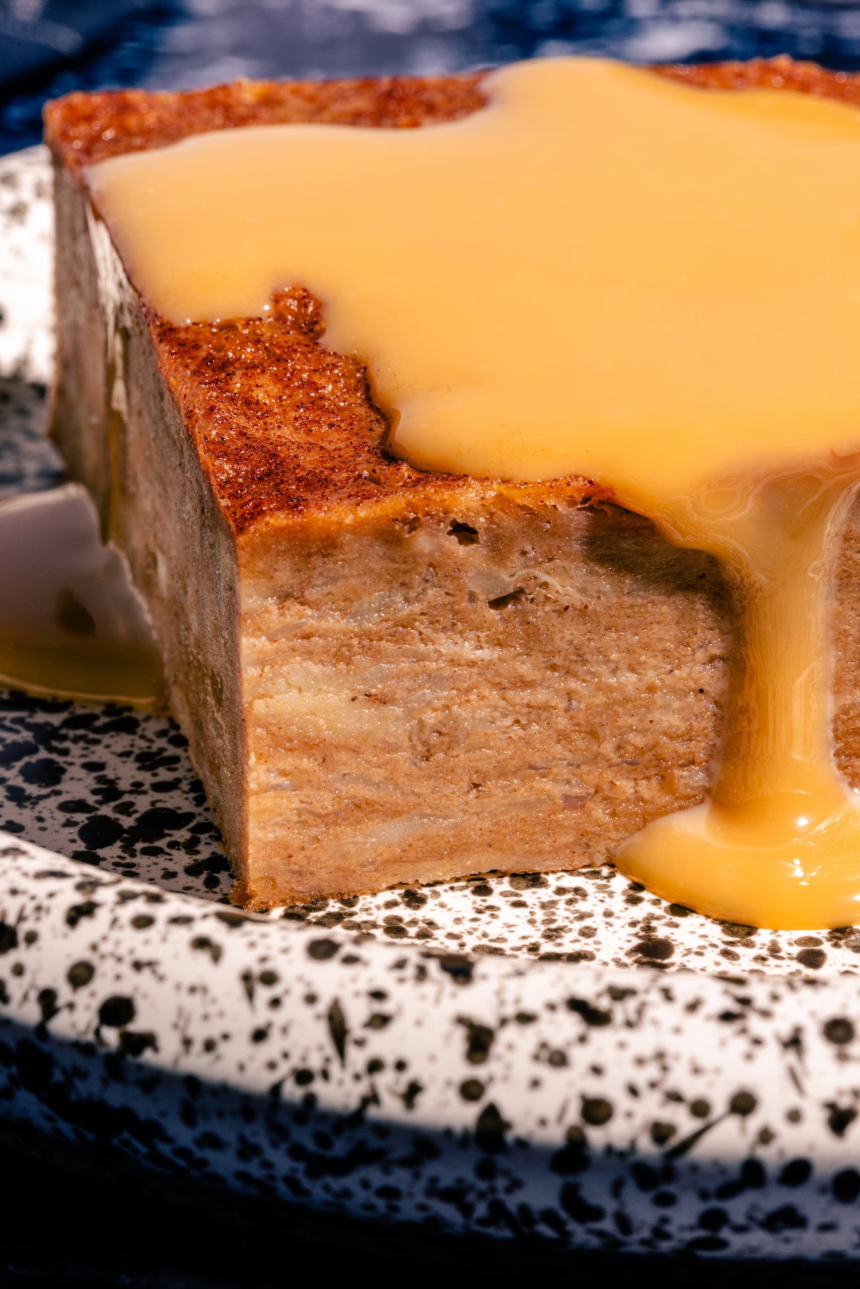 Pouding au pain avec viennoiseries doré au four, servi tiède avec du dulce de leche