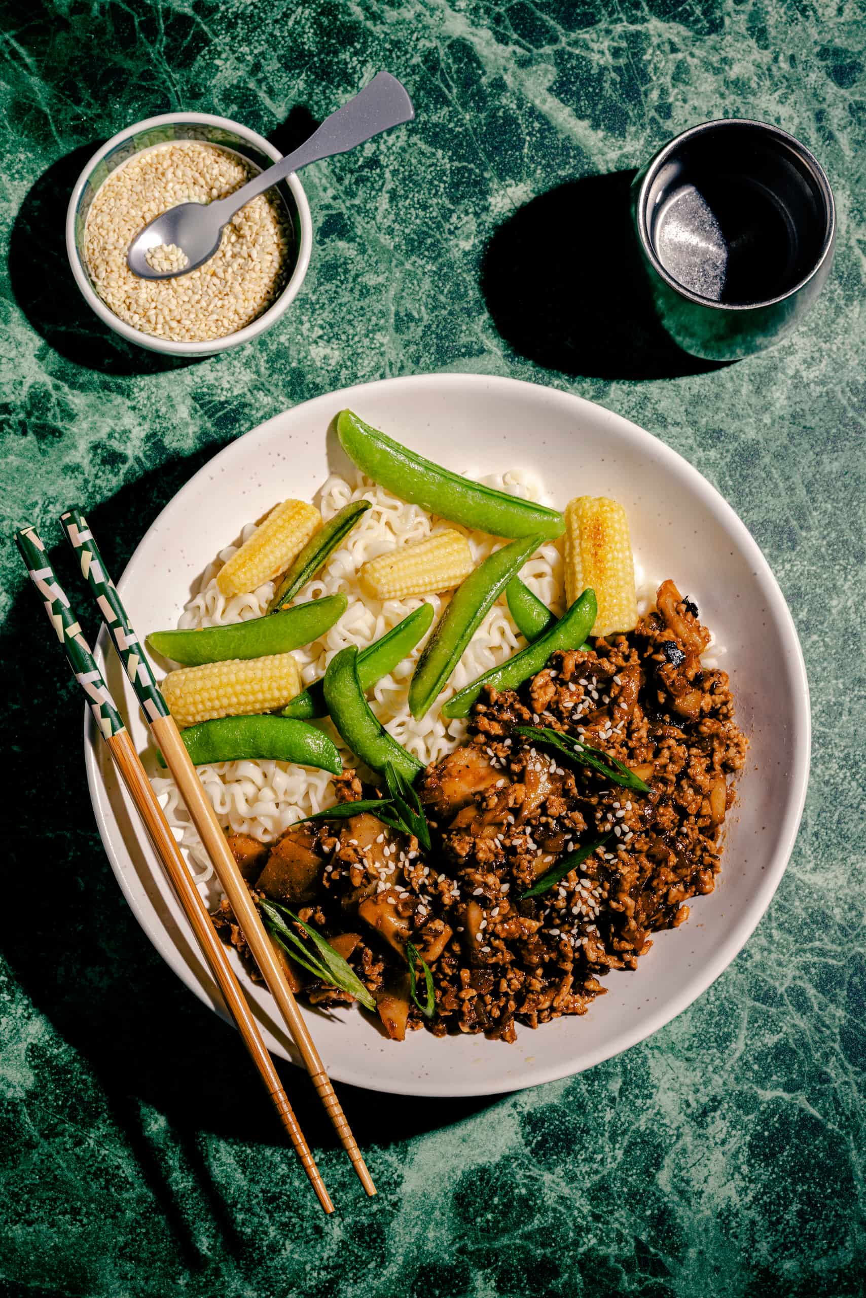 Poulet haché sauce hoisin gingembre et sésame dans un bol avec riz et légumes vapeur